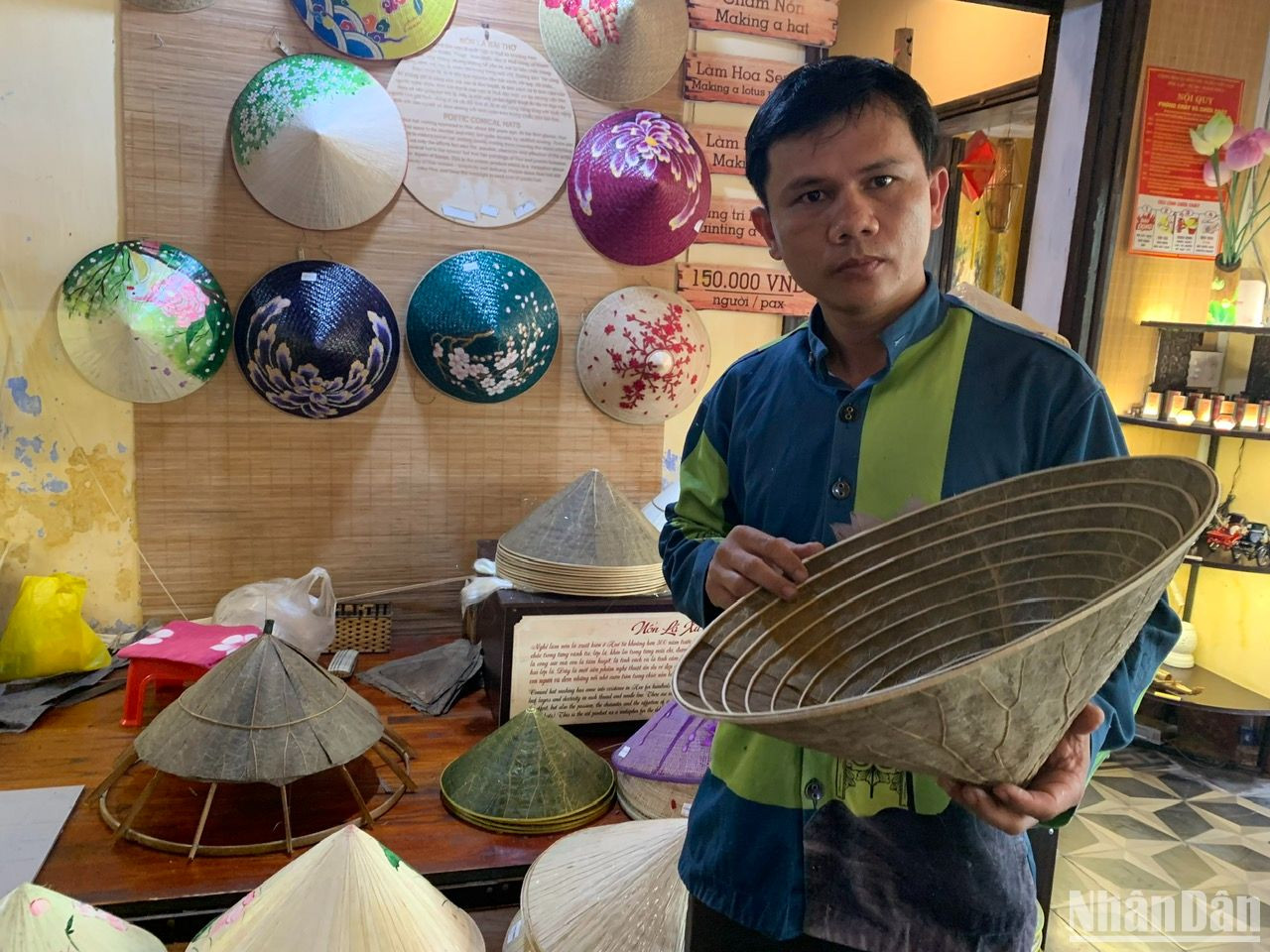 Anh Đằng chia sẻ: Vào mùa hè, sản phẩm nón lá sen bán chạy hơn cả. Vào mùa cao điểm, công ty anh phải thuê thêm thợ thủ công tại các làng nghề làm nón. Anh Đằng chia sẻ: Vào mùa hè, sản phẩm nón lá sen bán chạy hơn cả. Vào mùa cao điểm, công ty anh phải thuê thêm thợ thủ công tại các làng nghề làm nón.