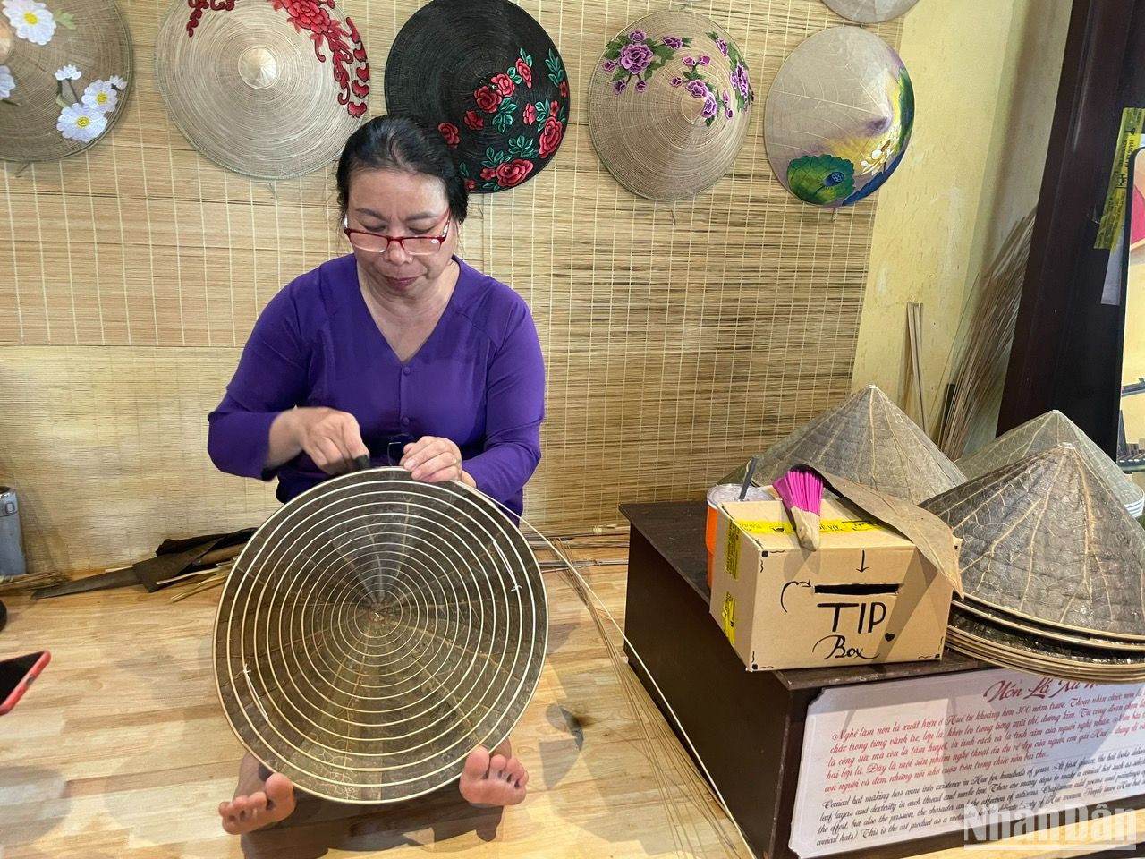 Điểm đặc biệt của nón lá sen Huế chính là những đường vân lá còn hiện rõ trên bề mặt nón. Mỗi chiếc lá có đường vân khác nhau, nên mỗi nón lá sen làm ra sẽ có những nét khác biệt, không chiếc nào giống chiếc nào. Điểm đặc biệt của nón lá sen Huế chính là những đường vân lá còn hiện rõ trên bề mặt nón. Mỗi chiếc lá có đường vân khác nhau, nên mỗi nón lá sen làm ra sẽ có những nét khác biệt, không chiếc nào giống chiếc nào.