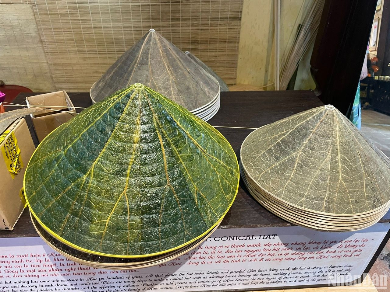 Ngoài tác dụng che nắng che mưa, nón lá sen còn phảng phất mùi thơm của sen khiến cho người dùng cảm thấy thư giãn dễ chịu. Ngoài tác dụng che nắng che mưa, nón lá sen còn phảng phất mùi thơm của sen khiến cho người dùng cảm thấy thư giãn dễ chịu.