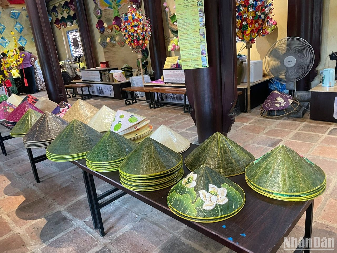 Để đáp ứng nhu cầu của khách hàng, các nghệ nhân ở những điểm du lịch cố đô Huế làm ra nhiều sản phẩm nón với nhiều kích thước to nhỏ khác nhau để khách hàng lựa chọn. Để đáp ứng nhu cầu của khách hàng, các nghệ nhân ở những điểm du lịch cố đô Huế làm ra nhiều sản phẩm nón với nhiều kích thước to nhỏ khác nhau để khách hàng lựa chọn.