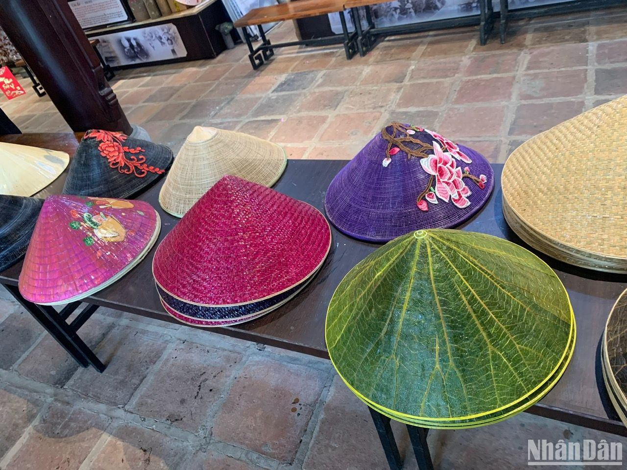 Không chỉ bày bán ở các khu du lịch cố đô Huế, nón lá sen có mặt ở nhiều điểm du lịch, các sân bay và trên các nền tảng thương mại điện tử phục vụ khách du lịch trong nước và quốc tế. Không chỉ bày bán ở các khu du lịch cố đô Huế, nón lá sen có mặt ở nhiều điểm du lịch, các sân bay và trên các nền tảng thương mại điện tử phục vụ khách du lịch trong nước và quốc tế.