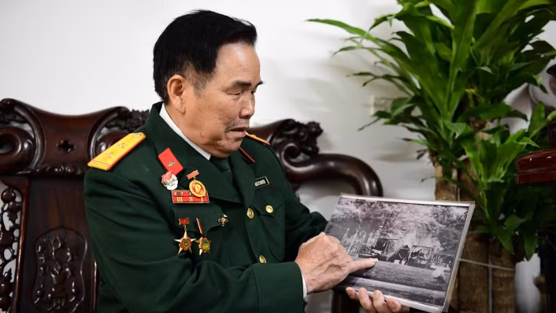 Trung sĩ Ngô Sỹ Nguyên, pháo thủ xe tăng 390, cùng đồng đội húc tung cổng Dinh Độc Lập, góp phần làm nên chiến thắng 30/4/1975 lịch sử. (Ảnh: THẾ DƯƠNG)