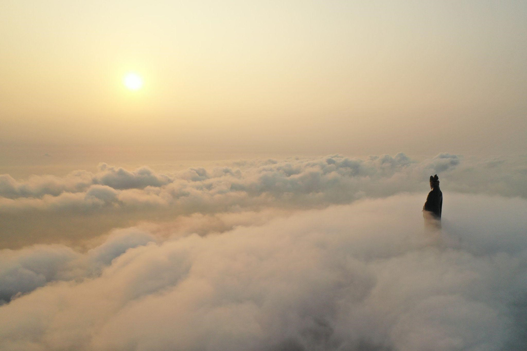 Rất nhiều bạn trẻ lên đỉnh núi “check nhân phẩm” để săn cơ hội được ngắm biển mây bồng bềnh trải dài, có khi che phủ tầm nhìn cả hồ Dầu Tiếng mênh mông. Biển mây không phải là hiện tượng hiếm gặp tại núi Bà Đen, nhưng không nhiều người có may mắn chộp được những biển mây lớn đẹp tựa chốn thần tiên.