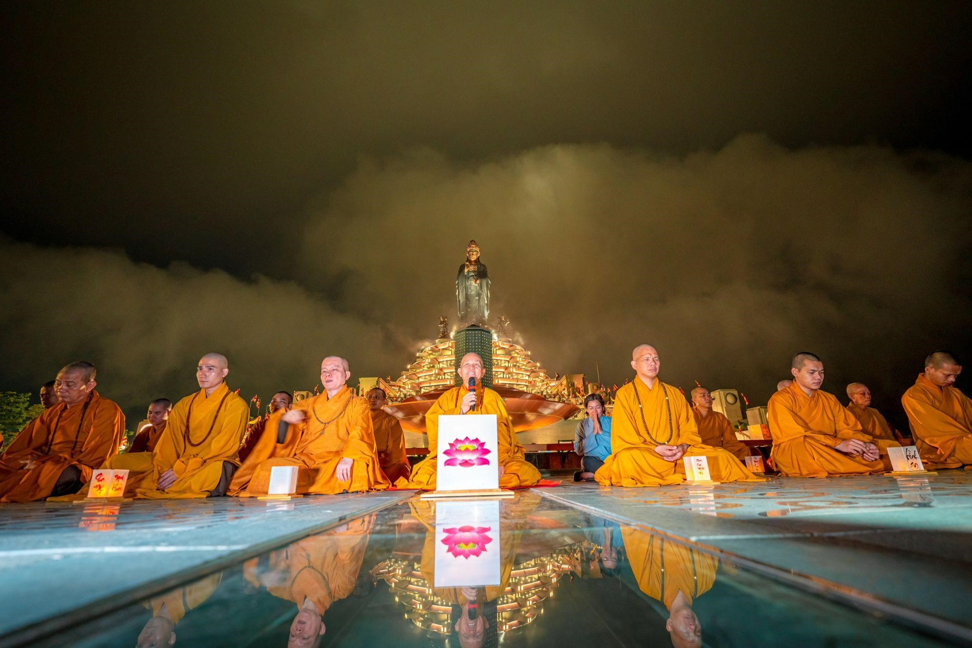 Ngắm mây bao quanh tượng Phật Bà Tây Bổ Đà Sơn và sà xuống quảng trường rộng lớn quanh trụ kinh Bát Nhã trong đêm dâng đăng là một trải nghiệm độc nhất vô nhị tại núi Bà.