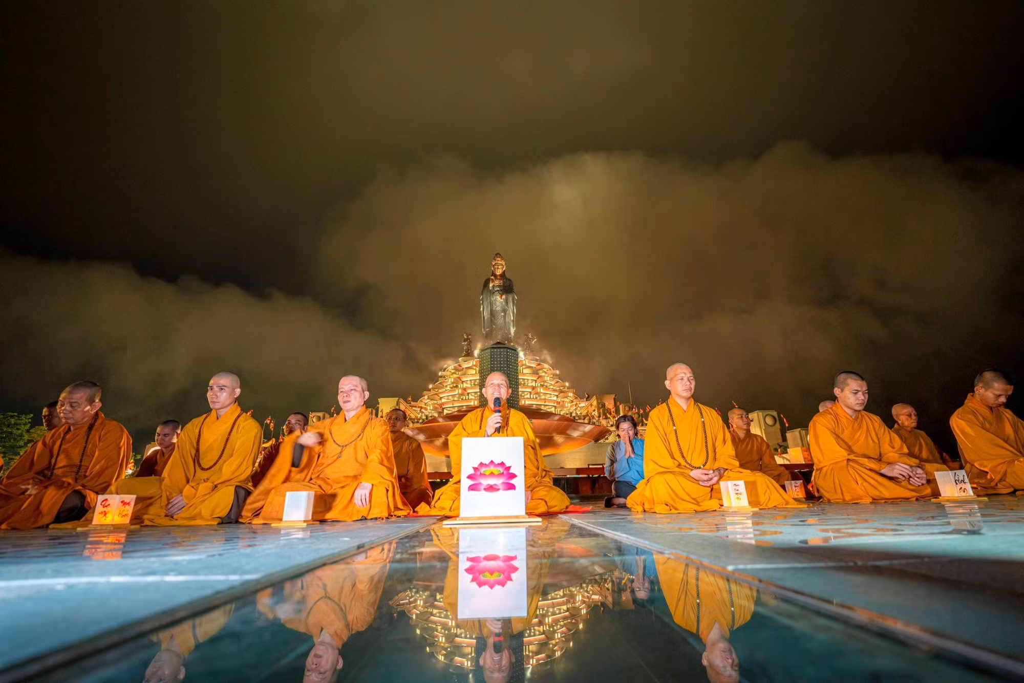 Ngắm mây bao quanh tượng Phật Bà Tây Bổ Đà Sơn và sà xuống quảng trường rộng lớn quanh trụ kinh Bát Nhã trong đêm dâng đăng là một trải nghiệm độc nhất vô nhị tại núi Bà.