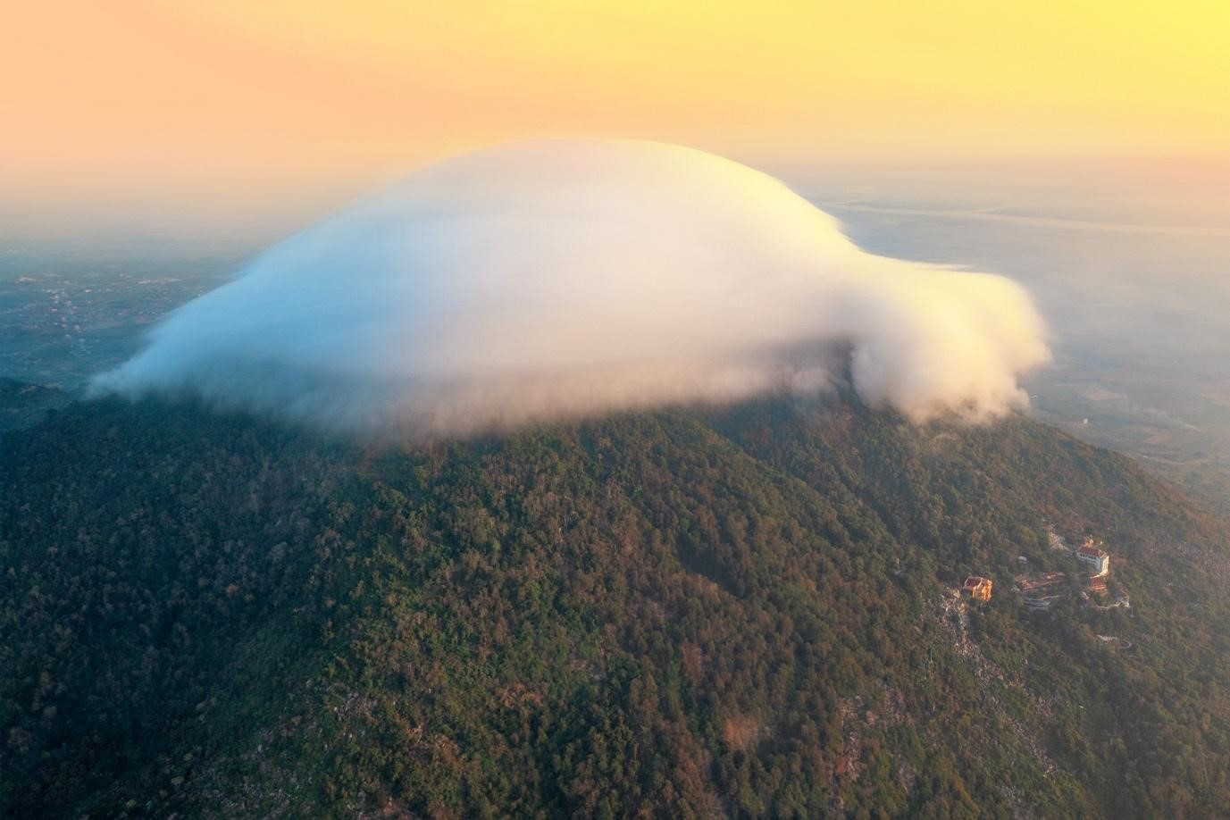 Dân săn mây có rất nhiều lựa chọn góc đứng để chộp được những khoảnh khắc đẹp nhất của núi Bà khi đội mũ mây. Vài địa điểm được nhiều người lựa chọn là đường sau núi thuộc huyện Dương Minh Châu, huyện Hòa Thành, hoặc các quán cafe dưới chân núi.