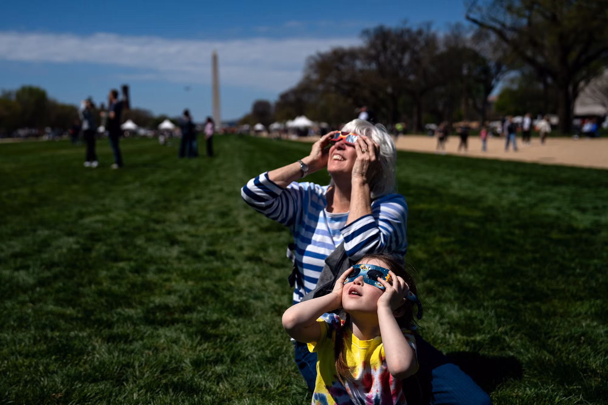 Bà và cháu háo hức với hiện tượng thiên văn hiếm gặp ở Washington, Mỹ. (Ảnh: Getty Images)