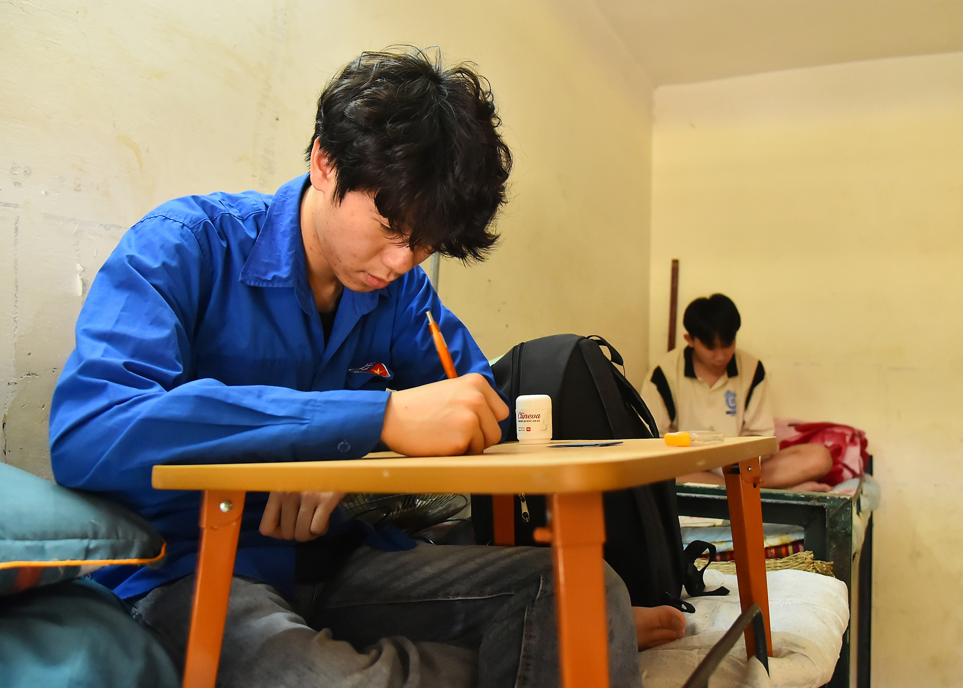 Với các em học sinh nơi đây, thầy giáo, cô giáo không chỉ là người truyền thụ cho kiến thức mà còn là chỗ dựa tinh thần, hướng dẫn các em những kỹ năng sống, những nề nếp hằng ngày từ ăn, uống, ngủ, nghỉ... Với các em học sinh nơi đây, thầy giáo, cô giáo không chỉ là người truyền thụ cho kiến thức mà còn là chỗ dựa tinh thần, hướng dẫn các em những kỹ năng sống, những nề nếp hằng ngày từ ăn, uống, ngủ, nghỉ...