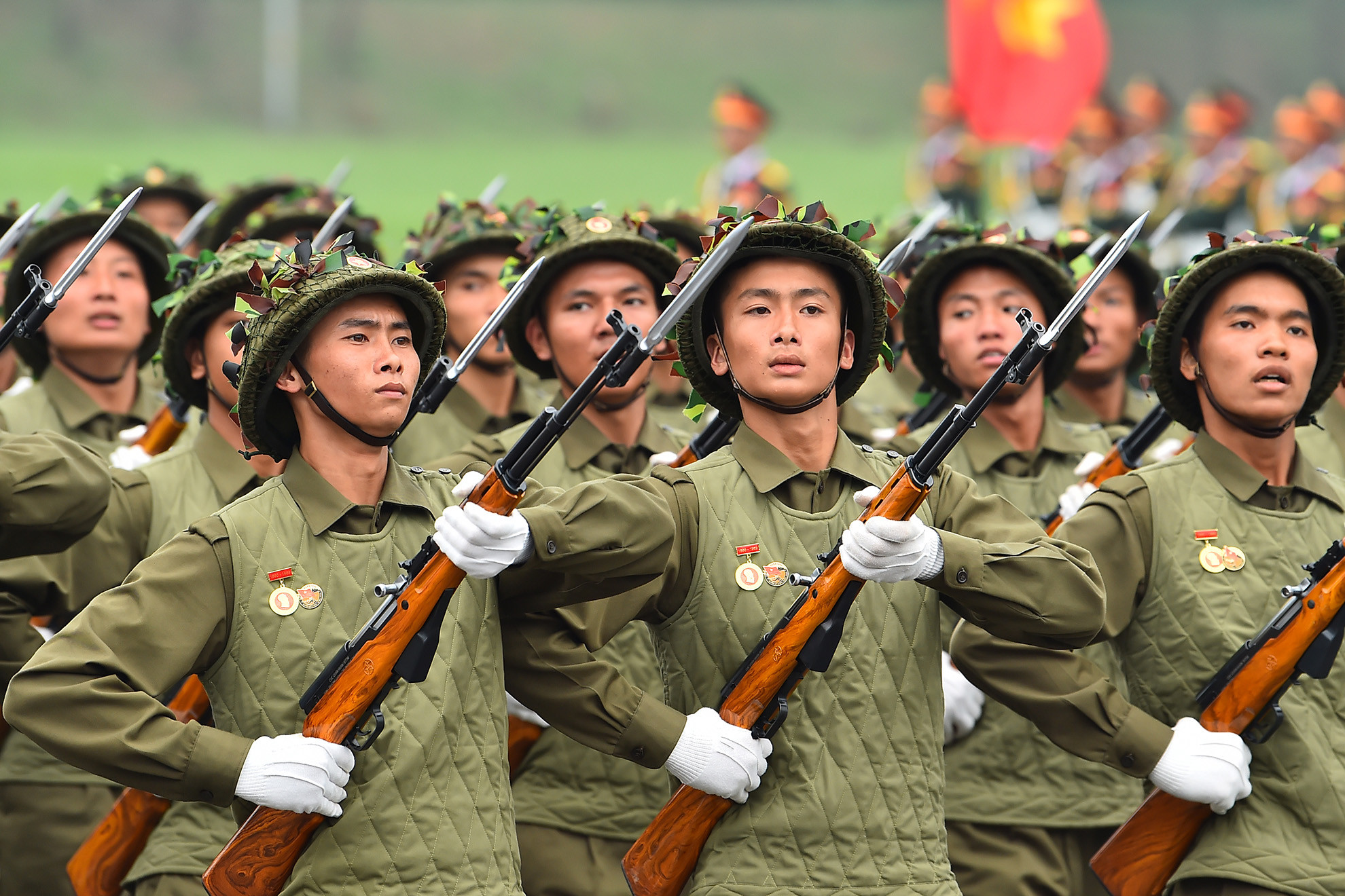 Khối chiến sĩ Điện Biên di chuyển vào Lễ đài. Với các Đại đoàn: 308-Quân Tiên phong; Đại đoàn 312-Chiến thắng; Đại đoàn 316-Bông Lau; Đại đoàn 304-Vinh Quang; Đại đoàn Công pháo 351 và Trung đoàn Pháo cao xạ 367, góp phần làm nên Chiến thắng Điện Biên Phủ.