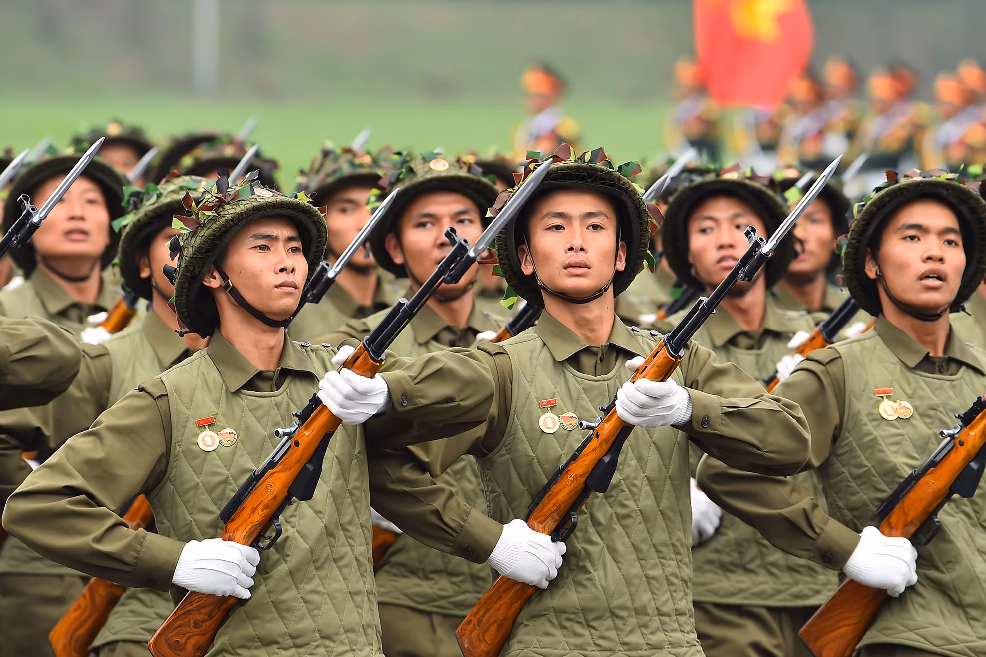 Khối chiến sĩ Điện Biên di chuyển vào Lễ đài. Với các Đại đoàn: 308-Quân Tiên phong; Đại đoàn 312-Chiến thắng; Đại đoàn 316-Bông Lau; Đại đoàn 304-Vinh Quang; Đại đoàn Công pháo 351 và Trung đoàn Pháo cao xạ 367, góp phần làm nên Chiến thắng Điện Biên Phủ.