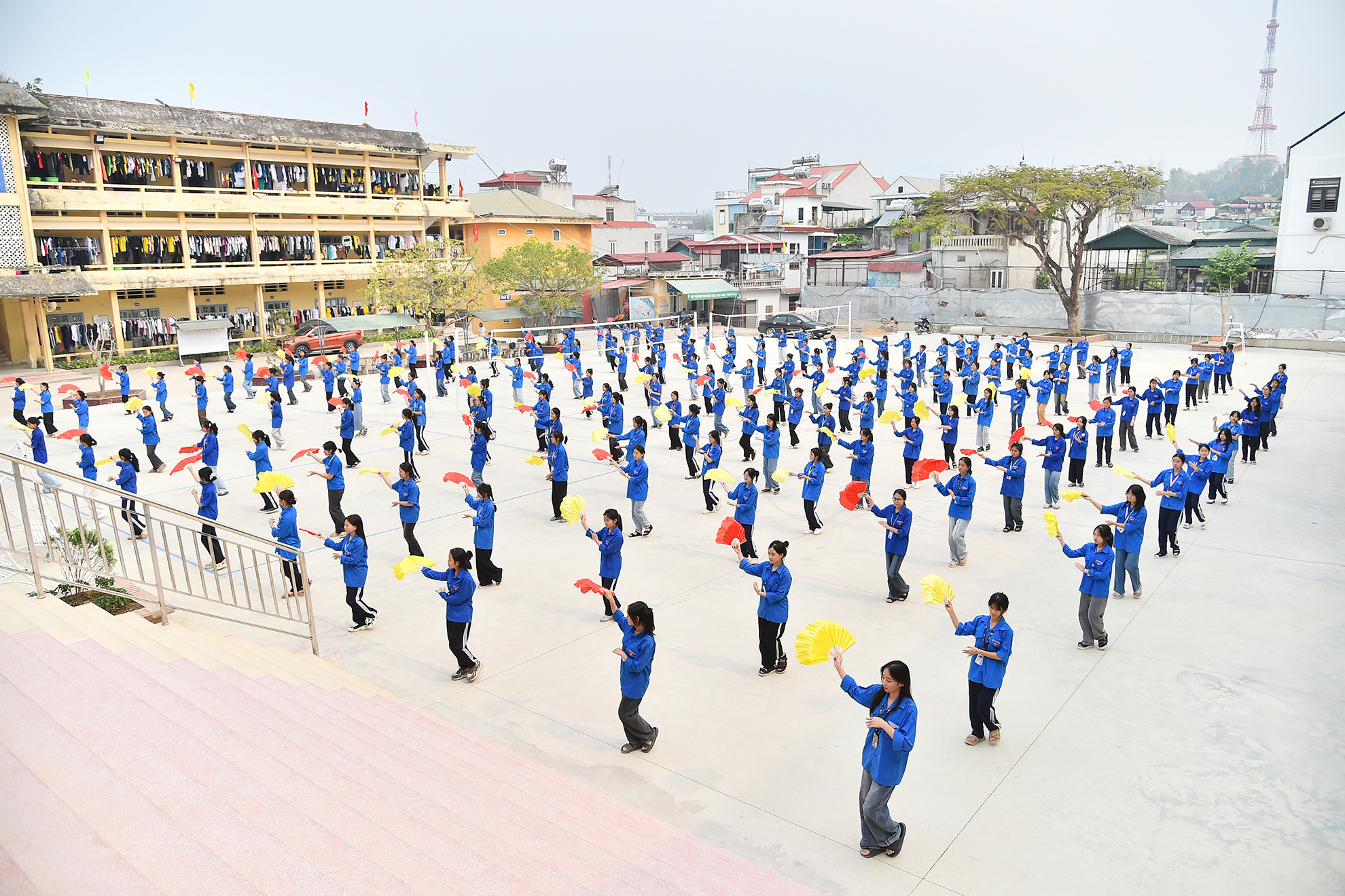 Các hoạt động ngoại khóa cũng được trường quan tâm và tạo điều kiện cho học sinh. Thầy và trò nhà trường đang tích cực tập luyện để tham gia hai cuộc thi là: Biểu diễn xòe Thái tỉnh Điện Biên năm 2024 và dân vũ dân ca điệu nhảy đường phố của học sinh sinh viên tỉnh Điện Biên lần thứ nhất. Các hoạt động ngoại khóa cũng được trường quan tâm và tạo điều kiện cho học sinh. Thầy và trò nhà trường đang tích cực tập luyện để tham gia hai cuộc thi là: Biểu diễn xòe Thái tỉnh Điện Biên năm 2024 và dân vũ dân ca điệu nhảy đường phố của học sinh sinh viên tỉnh Điện Biên lần thứ nhất.