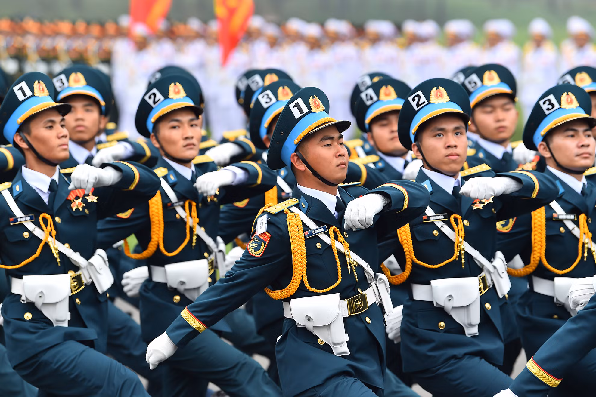 Khối sĩ quan Phòng không-Không quân phát huy truyền thống "Trung thành vô hạn, anh dũng kiên cường, mưu trí sáng tạo, tiến công kiên quyết, đoàn kết hiệp đồng, lập công tập thể", trong Chiến dịch Điện Biên Phủ, bộ đội Phòng không bắn rơi 52 máy bay Pháp; tháng 12/1972 bộ đội Phòng không-Không quân cùng quân và nhân dân miền bắc bắn rơi 82 máy bay Mỹ, trong đó có 34 chiếc B.52, góp phần làm nên chiến thắng “Hà Nội-Điện Biên Phủ trên không”.