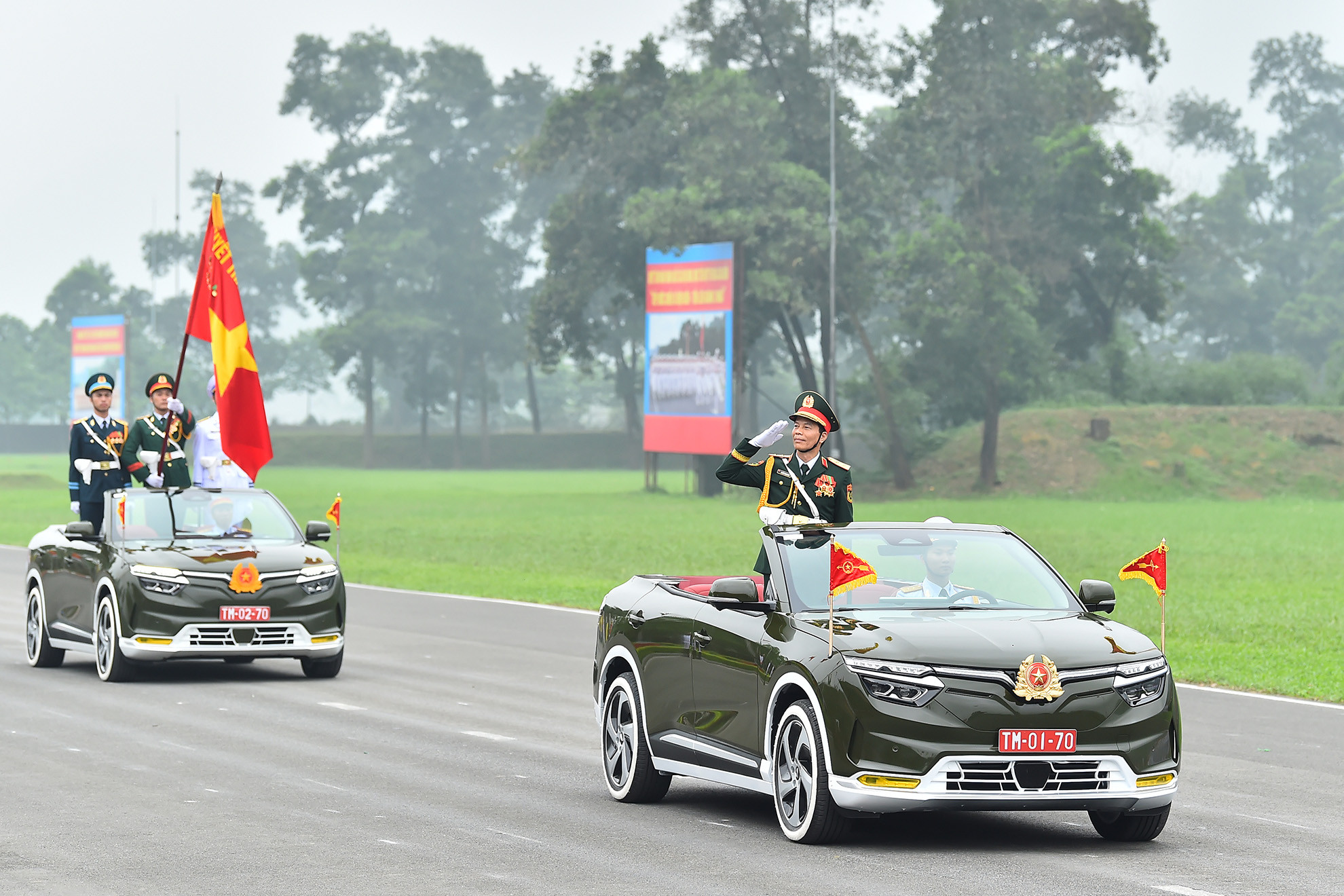 Khối xe Chỉ huy, xe Tổ Quân kỳ toàn quân tiến vào Lễ đài.