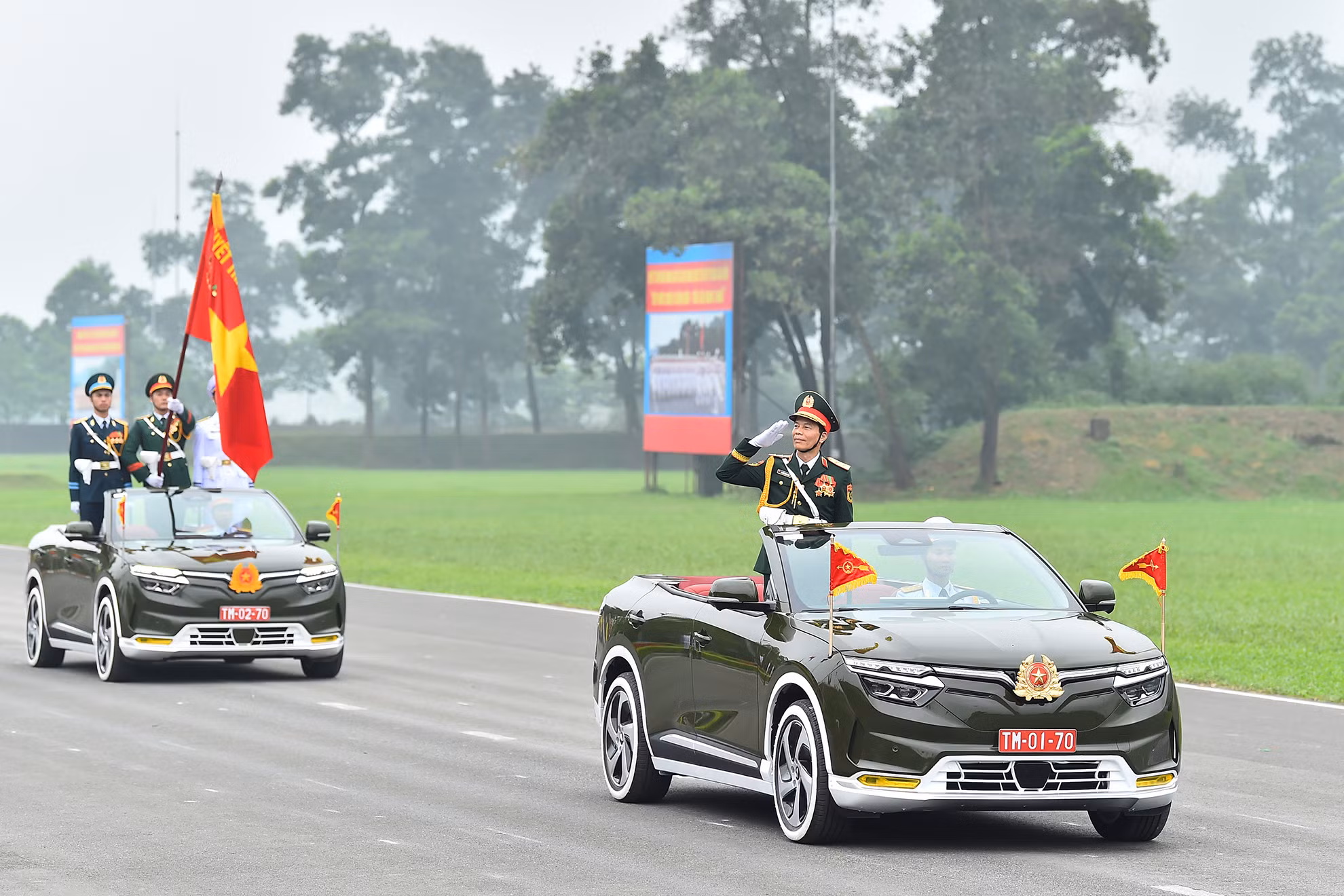 Khối xe Chỉ huy, xe Tổ Quân kỳ toàn quân tiến vào Lễ đài.