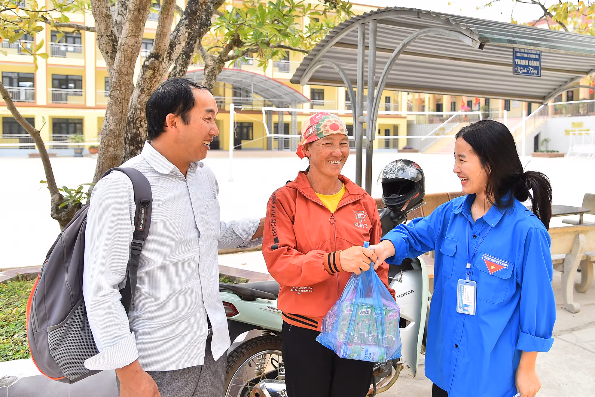 Do ăn ở tập trung tại trường cho nên các em học sinh chỉ về thăm nhà vào những dịp nghỉ lễ, Tết dài ngày trong năm và thời gian hè. Chính vì vậy mọi liên lạc với gia đình đều qua điện thoại hằng ngày hoặc là những chuyến thăm bất chợt không hẹn trước của gia đình với các em.