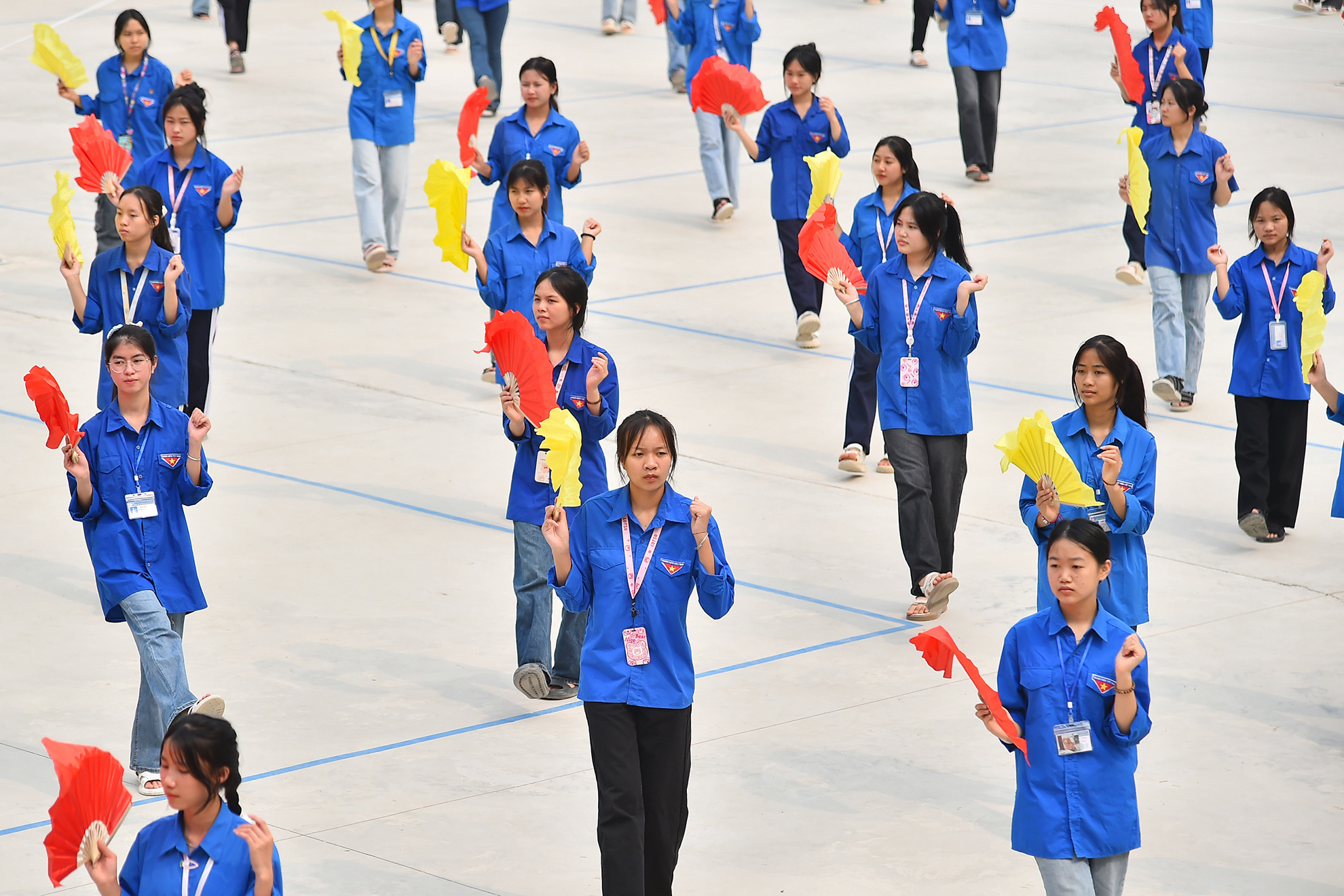 Tiết mục múa dự thi: Vòng xòe ngày xuân với sự tham gia của 180 em học sinh Trường phổ thông dân tộc nội trú đã hoàn thiện phần tập luyện để sẵn sàng đi thi. Các em rất háo hức và phấn khởi khi được tham gia ngày hội để có dịp giao lưu với bạn bè cùng trang lứa ở các địa phương khác trong tỉnh. Tiết mục múa dự thi: Vòng xòe ngày xuân với sự tham gia của 180 em học sinh Trường phổ thông dân tộc nội trú đã hoàn thiện phần tập luyện để sẵn sàng đi thi. Các em rất háo hức và phấn khởi khi được tham gia ngày hội để có dịp giao lưu với bạn bè cùng trang lứa ở các địa phương khác trong tỉnh.