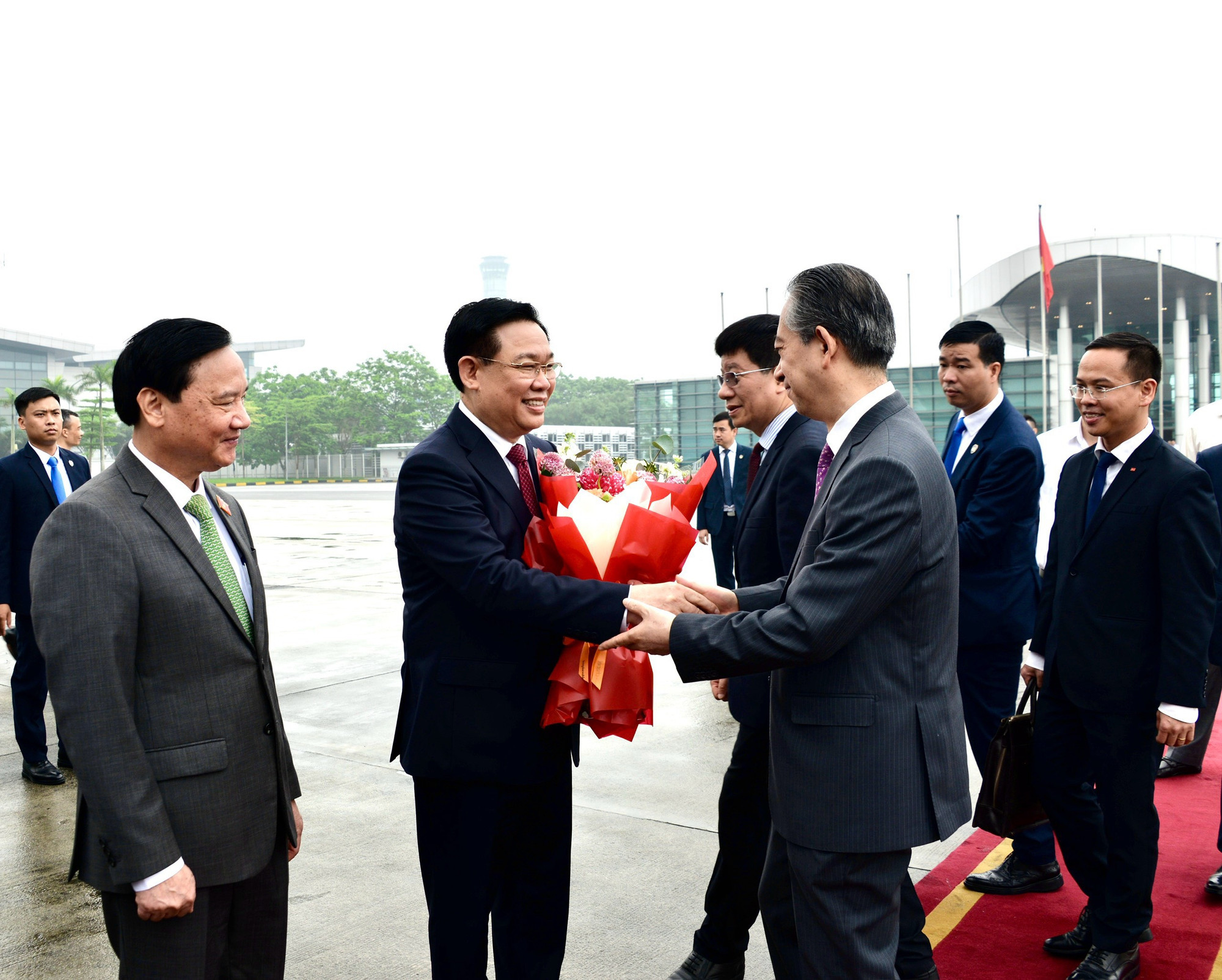 Chủ tịch Quốc hội Vương Đình Huệ và Đoàn đại biểu cấp cao nước ta rời Hà Nội lên đường thăm chính thức nước Cộng hòa nhân dân Trung Hoa. Tham gia tiễn Đoàn có Phó Chủ tịch Quốc hội Nguyễn Khắc Định; Đại sứ Trung Quốc tại Việt Nam Hùng Ba; lãnh đạo Văn phòng Quốc hội… (Ảnh: VĂN CHÚC) Chủ tịch Quốc hội Vương Đình Huệ và Đoàn đại biểu cấp cao nước ta rời Hà Nội lên đường thăm chính thức nước Cộng hòa nhân dân Trung Hoa. Tham gia tiễn Đoàn có Phó Chủ tịch Quốc hội Nguyễn Khắc Định; Đại sứ Trung Quốc tại Việt Nam Hùng Ba; lãnh đạo Văn phòng Quốc hội… (Ảnh: VĂN CHÚC)