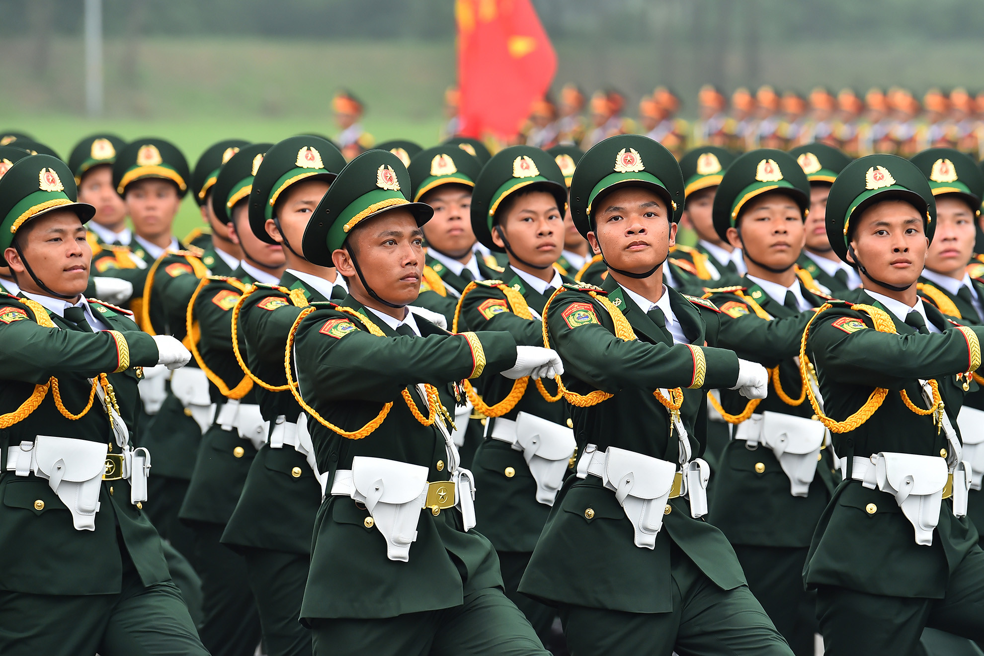 Khối sĩ quan Biên phòng tiến vào Lễ đài. Trong suốt 65 năm qua, Bộ đội biên phòng luôn tận trung với Đảng, tận hiếu với dân, sẵn sàng chiến đấu hy sinh vì sự nghiệp bảo vệ toàn vẹn lãnh thổ, an ninh biên giới quốc gia; xây dựng đường biên giới hòa bình, hữu nghị, hợp tác, phát triển với các nước láng giềng; ra sức học tập, rèn luyện, nâng cao bản lĩnh chính trị, chuyên môn, nghiệp vụ, hoàn thành tốt mọi nhiệm vụ.