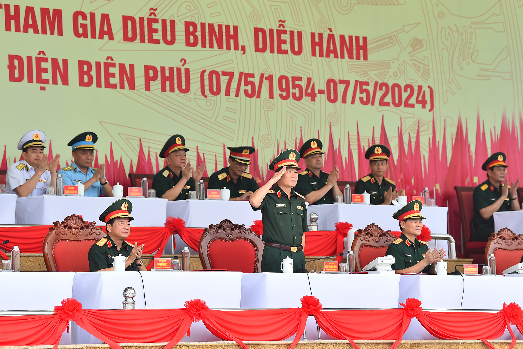 Đồng chí Thượng tướng Nguyễn Tân Cương, Ủy viên Trung ương Đảng, Ủy viên Thường vụ Quân ủy Trung ương, Tổng Tham mưu trưởng Quân đội nhân dân Việt Nam, Thứ trưởng Quốc phòng cùng các đại biểu tại buổi tổng duyệt diễu binh, diễu hành Lễ kỷ niệm 70 năm Chiến thắng Điện Biên Phủ.