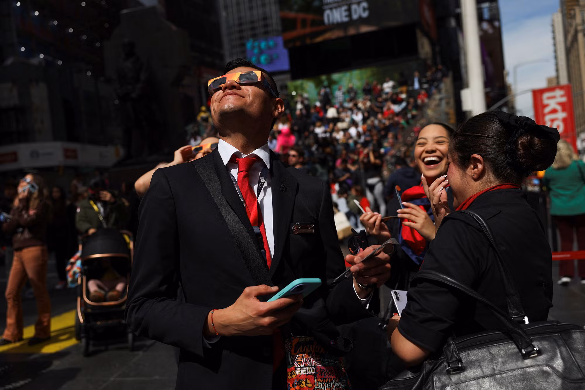 Người dân tập trung xem nhật thực ở New York, Mỹ. (Ảnh: Reuters)