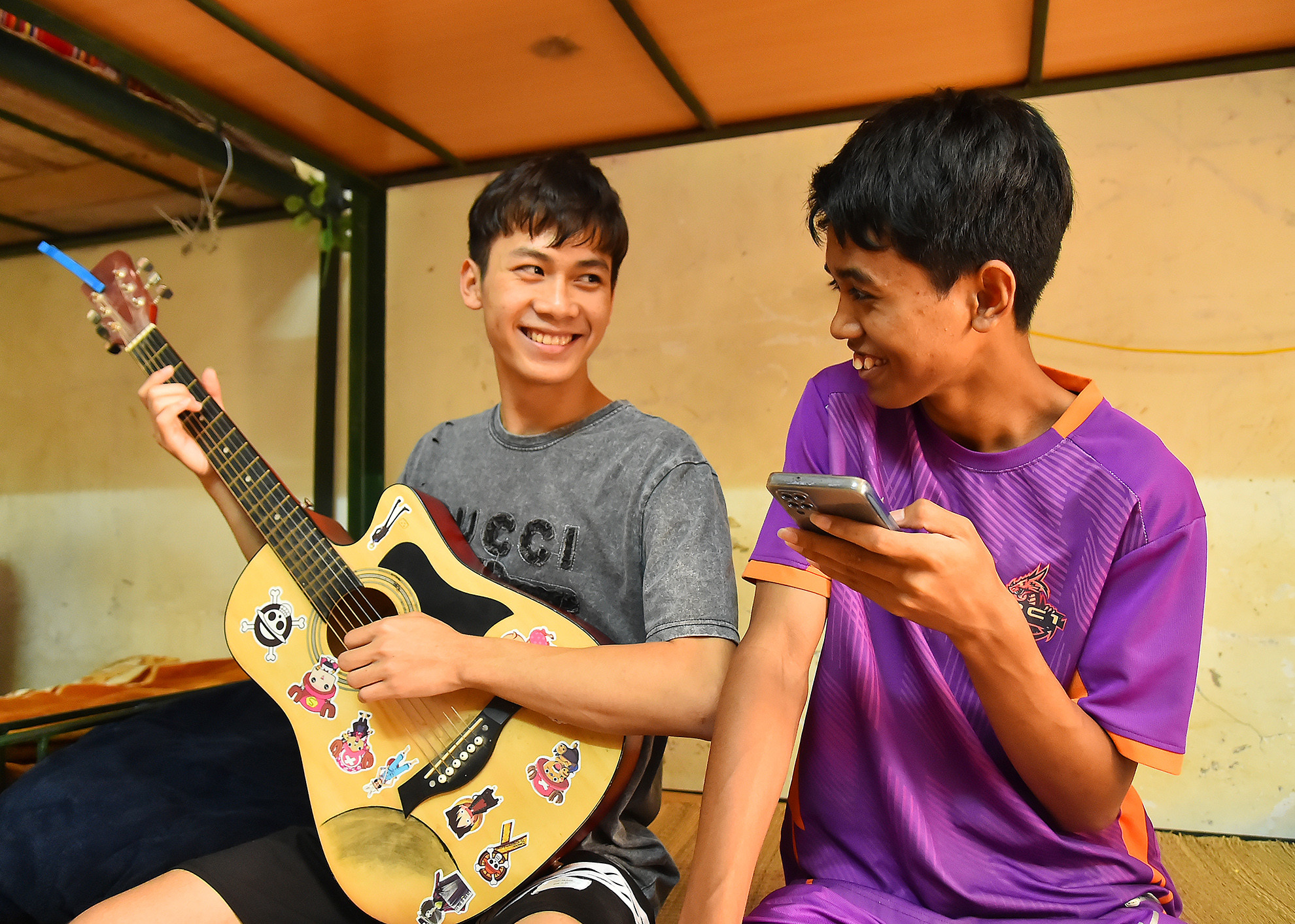 Ngoài thời gian đứng lớp, các thầy giáo, cô giáo còn tranh thủ học thêm tiếng dân tộc thiểu số để gần gũi, truyền đạt kiến thức cho các em dễ dàng hơn. Cùng học trò tập đánh đàn, chơi bóng đá, bóng chuyền, cầu lông… Đồng hành trong cuộc sống hằng ngày với các em ngay cả những lúc nghỉ ngơi sau giờ học. Ngoài thời gian đứng lớp, các thầy giáo, cô giáo còn tranh thủ học thêm tiếng dân tộc thiểu số để gần gũi, truyền đạt kiến thức cho các em dễ dàng hơn. Cùng học trò tập đánh đàn, chơi bóng đá, bóng chuyền, cầu lông… Đồng hành trong cuộc sống hằng ngày với các em ngay cả những lúc nghỉ ngơi sau giờ học.