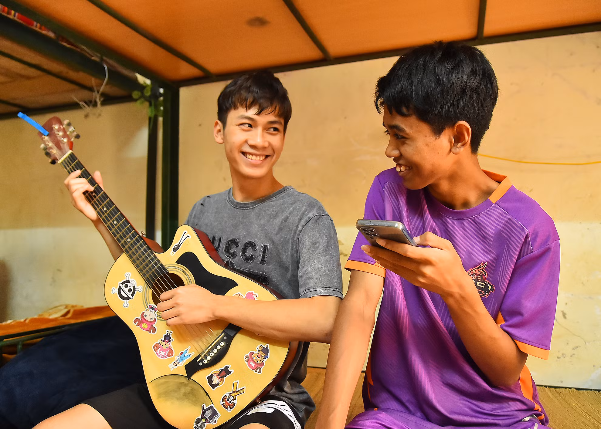 Ngoài thời gian đứng lớp, các thầy giáo, cô giáo còn tranh thủ học thêm tiếng dân tộc thiểu số để gần gũi, truyền đạt kiến thức cho các em dễ dàng hơn. Cùng học trò tập đánh đàn, chơi bóng đá, bóng chuyền, cầu lông… Đồng hành trong cuộc sống hằng ngày với các em ngay cả những lúc nghỉ ngơi sau giờ học.