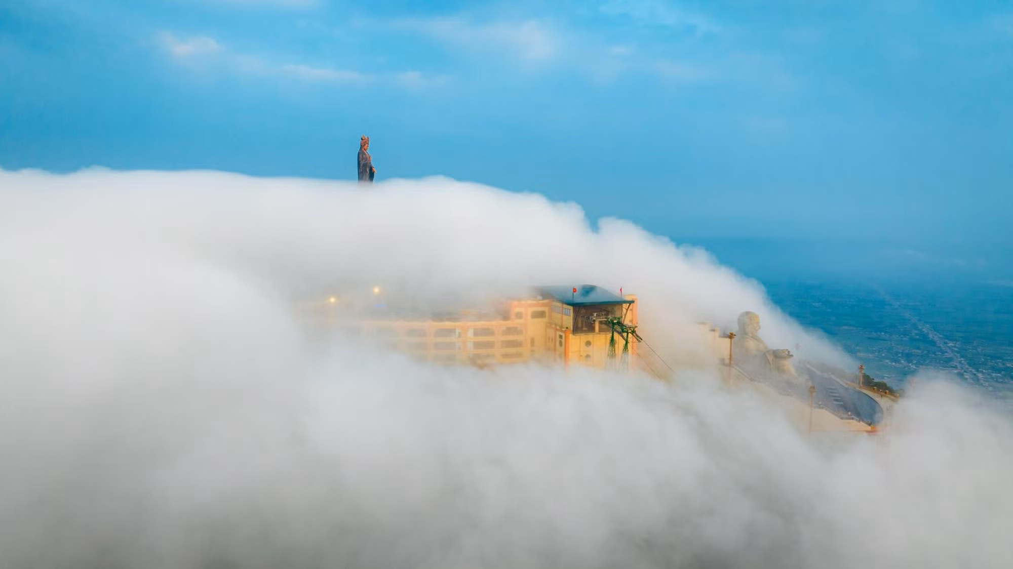 Được mệnh danh là “nóc nhà Nam bộ”, núi Bà Đen hút một lượng lớn du khách, đặc biệt là giới trẻ đến săn mây tầm từ tháng 5-8. Năm nay, mùa mây đến sớm khiến đỉnh núi cao nhất Nam bộ hot rần rần ngay từ những ngày đầu tháng 4.