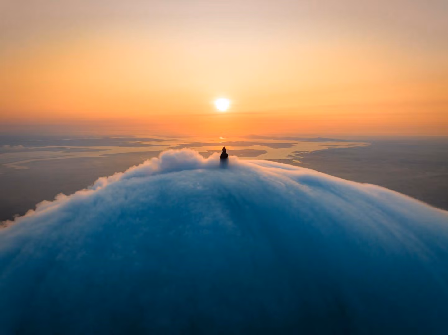 Đỉnh núi phủ một lớp mây bồng bềnh làm nổi bật tượng Phật Bà Tây Bổ Đà Sơn bằng đồng cao nhất châu Á tọa lạc trên đỉnh núi. Nhiều người ví von đây là một khoảnh khắc “thần tiên” mà không phải ai cũng có cơ hội được tận mắt nhìn thấy.