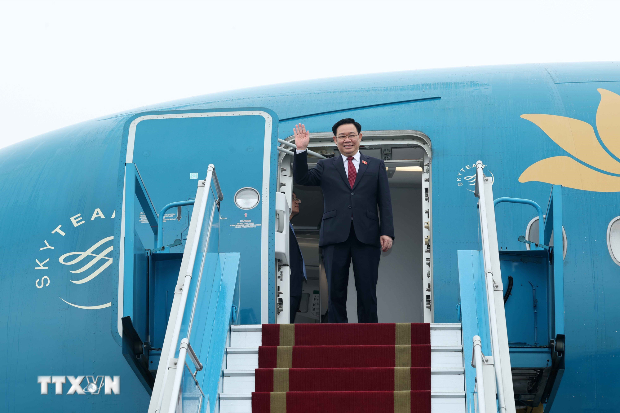 Chủ tịch Quốc hội Vương Đình Huệ rời Hà Nội, lên đường thăm chính thức Trung Quốc. (Ảnh:TTXVN) Chủ tịch Quốc hội Vương Đình Huệ rời Hà Nội, lên đường thăm chính thức Trung Quốc. (Ảnh:TTXVN)