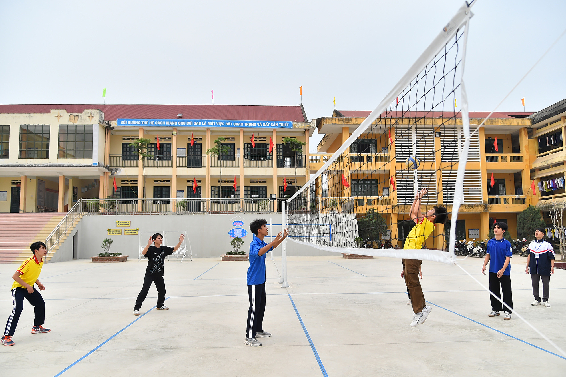 Sau giờ học chính khóa các hoạt động thể dục thể thao ngay trong khuôn viên của trường được các em rất yêu thích, vừa nâng cao sức khỏe vừa tăng tình đoàn kết giữa các bạn trong lớp cũng như với học sinh lớp bạn. Sau giờ học chính khóa các hoạt động thể dục thể thao ngay trong khuôn viên của trường được các em rất yêu thích, vừa nâng cao sức khỏe vừa tăng tình đoàn kết giữa các bạn trong lớp cũng như với học sinh lớp bạn.