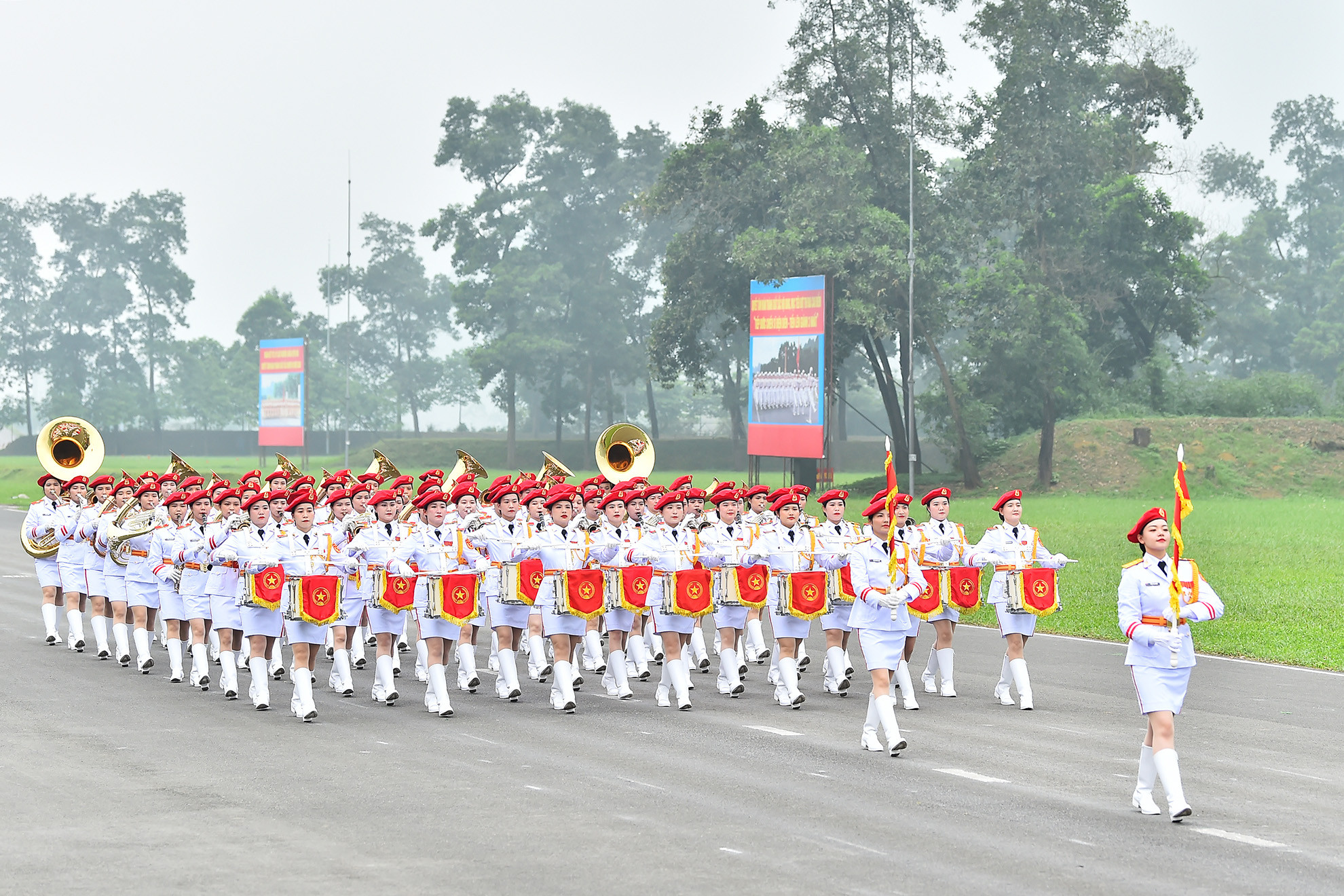 Khối nữ Quân nhạc Việt Nam với những âm thanh hùng tráng, ngân vang đang tiến vào Lễ đài.