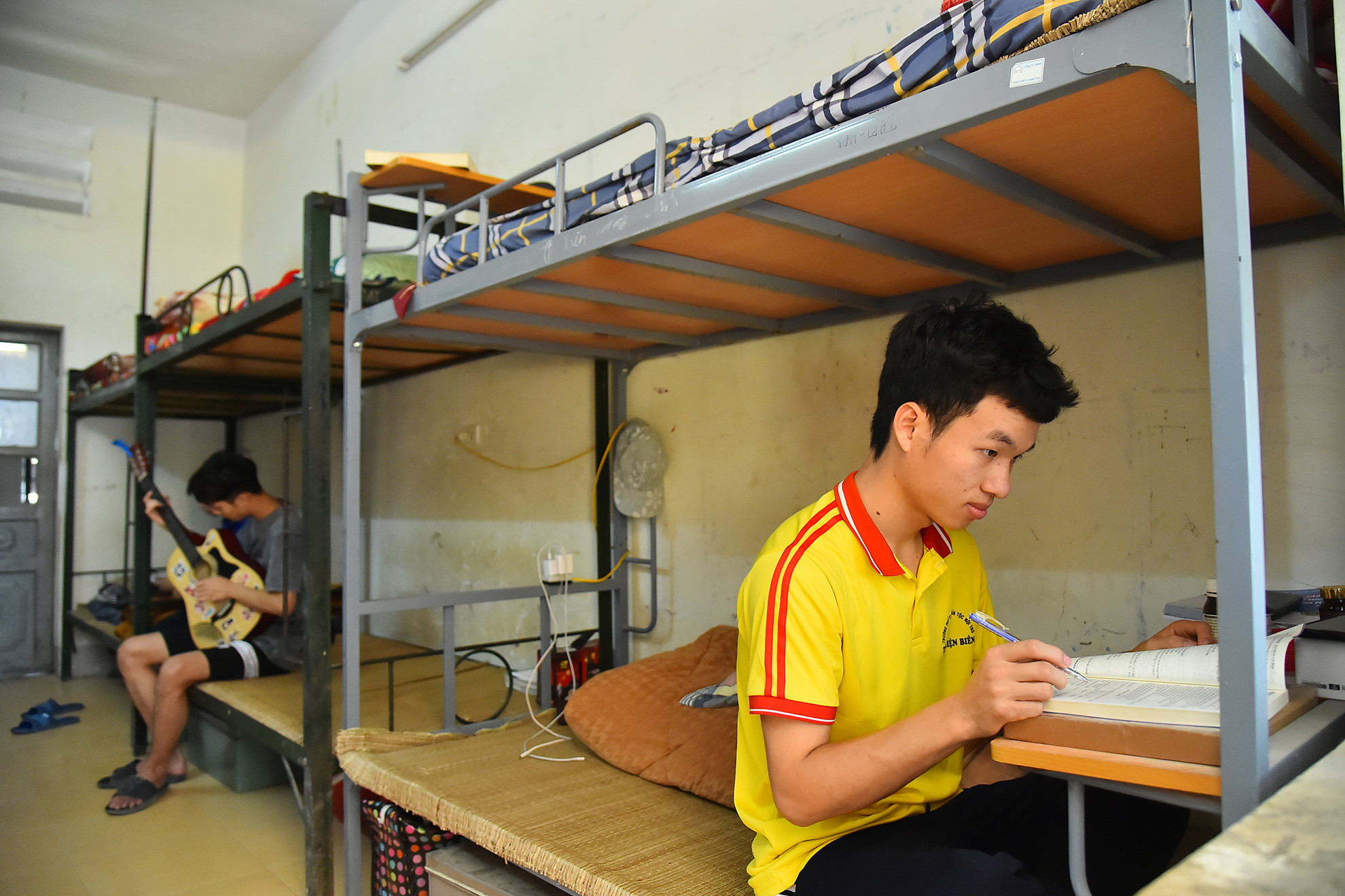 Học sinh trong cùng 1 lớp sẽ được sắp xếp ăn ngủ và sinh hoạt cùng nhau trong 1 phòng với 8 bạn. Những lúc rảnh rỗi mỗi em lại chọn cho mình một cách thư giãn riêng, người nghe nhạc, người đọc sách, người chơi đàn. Học sinh trong cùng 1 lớp sẽ được sắp xếp ăn ngủ và sinh hoạt cùng nhau trong 1 phòng với 8 bạn. Những lúc rảnh rỗi mỗi em lại chọn cho mình một cách thư giãn riêng, người nghe nhạc, người đọc sách, người chơi đàn.