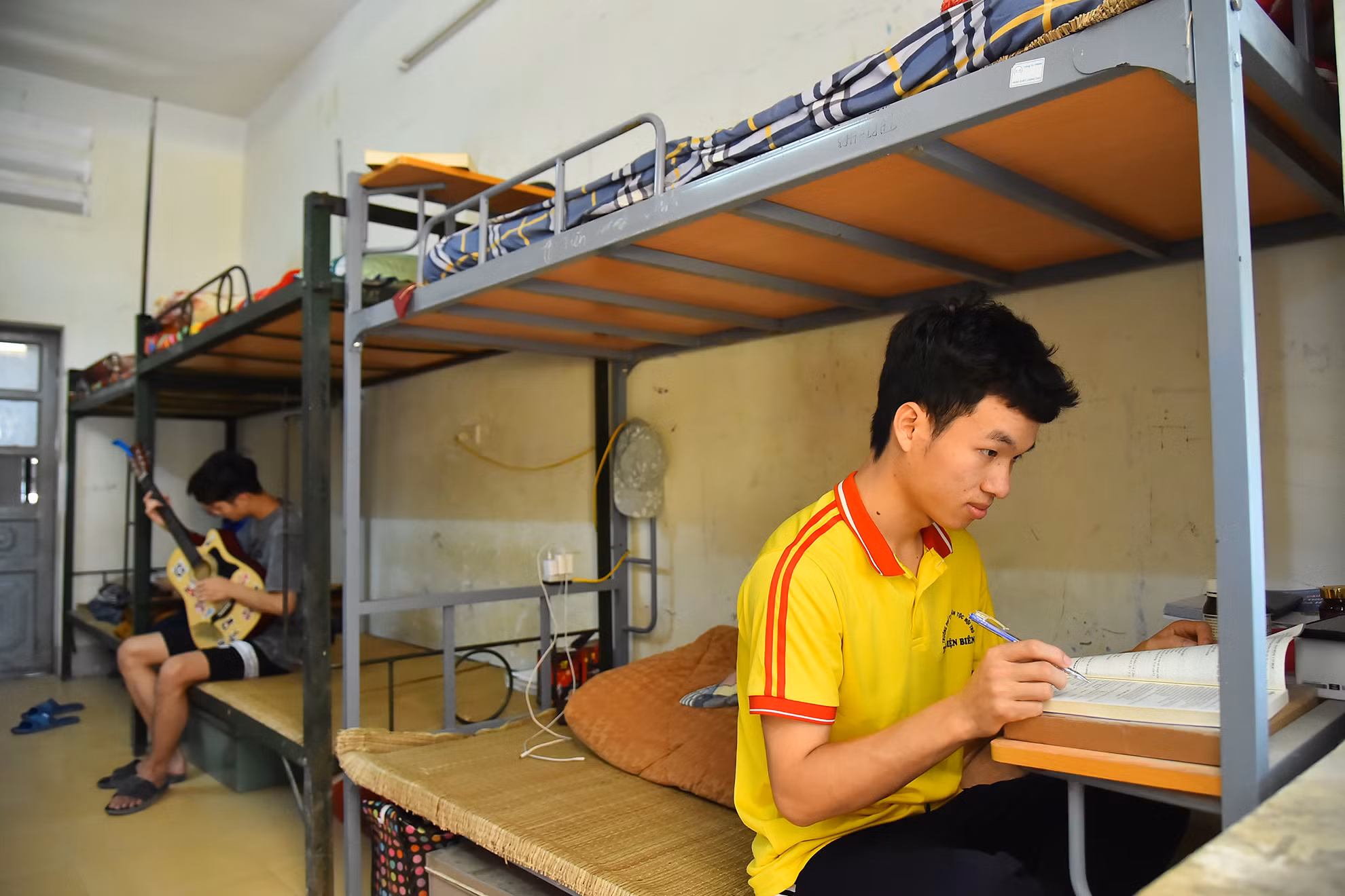 Học sinh trong cùng 1 lớp sẽ được sắp xếp ăn ngủ và sinh hoạt cùng nhau trong 1 phòng với 8 bạn. Những lúc rảnh rỗi mỗi em lại chọn cho mình một cách thư giãn riêng, người nghe nhạc, người đọc sách, người chơi đàn.