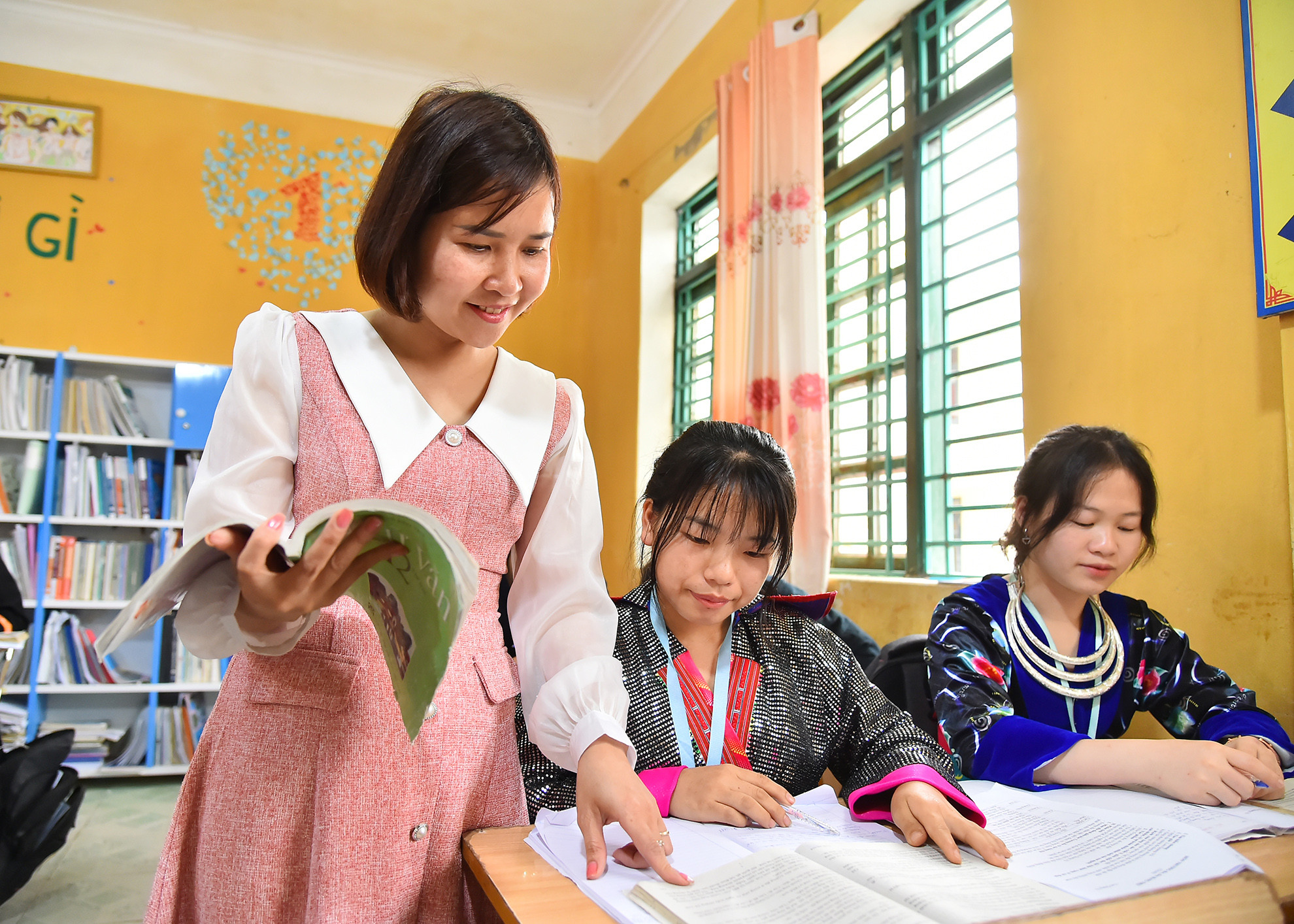 Ngoài việc nâng cao chất lượng trong dạy học chính khóa, công tác bồi dưỡng học sinh giỏi luôn được nhà trường đặc biệt quan tâm trong nhiều năm qua. Tỷ lệ học sinh tham gia các đội tuyển các năm chiếm từ 45% tổng học sinh toàn trường. Tỷ lệ đoạt giải các năm từ 66% lượt học sinh dự thi, xếp vị trí thứ 2 toàn tỉnh, đứng thứ nhất trong các Trường THPT không chuyên toàn tỉnh. Ngoài việc nâng cao chất lượng trong dạy học chính khóa, công tác bồi dưỡng học sinh giỏi luôn được nhà trường đặc biệt quan tâm trong nhiều năm qua. Tỷ lệ học sinh tham gia các đội tuyển các năm chiếm từ 45% tổng học sinh toàn trường. Tỷ lệ đoạt giải các năm từ 66% lượt học sinh dự thi, xếp vị trí thứ 2 toàn tỉnh, đứng thứ nhất trong các Trường THPT không chuyên toàn tỉnh.