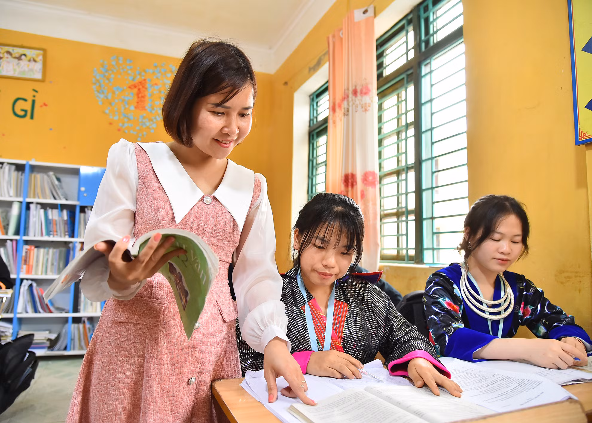 Ngoài việc nâng cao chất lượng trong dạy học chính khóa, công tác bồi dưỡng học sinh giỏi luôn được nhà trường đặc biệt quan tâm trong nhiều năm qua. Tỷ lệ học sinh tham gia các đội tuyển các năm chiếm từ 45% tổng học sinh toàn trường. Tỷ lệ đoạt giải các năm từ 66% lượt học sinh dự thi, xếp vị trí thứ 2 toàn tỉnh, đứng thứ nhất trong các Trường THPT không chuyên toàn tỉnh.