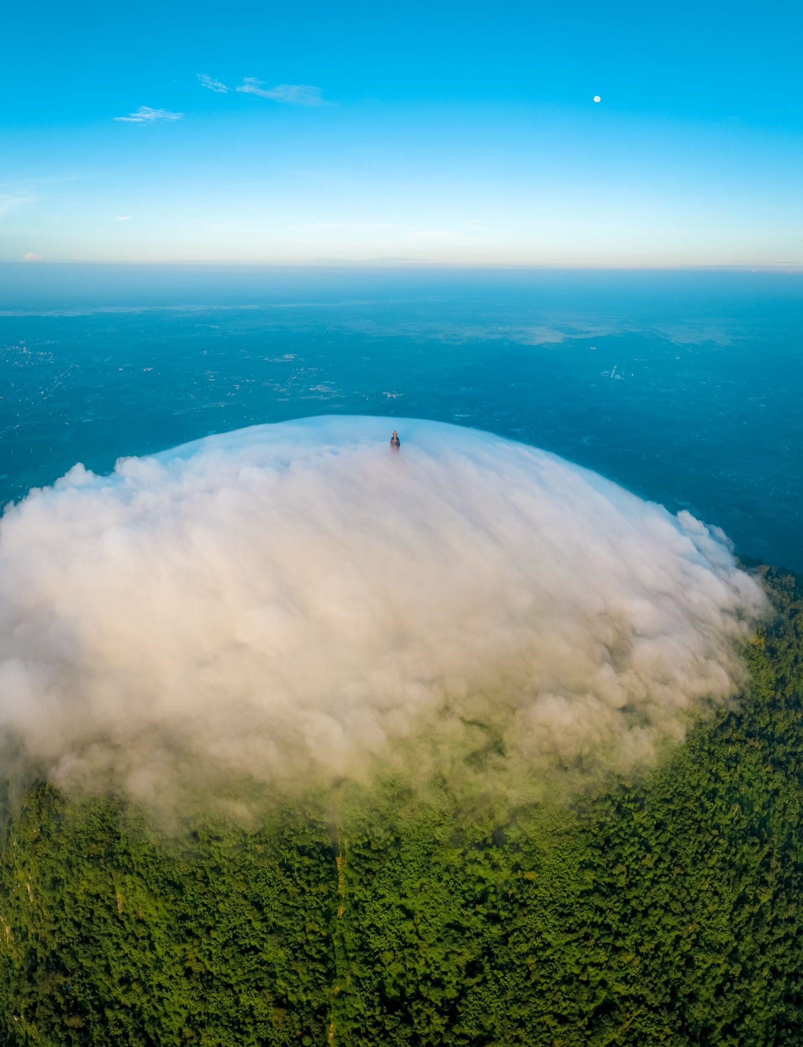 Dự báo, dịp nghỉ lễ 30/4 kéo dài năm nay, núi Bà Đen sẽ là điểm đến hút khách bậc nhất Nam bộ khi đang trong mùa săn mây đẹp nhất cùng rất nhiều chương trình nghệ thuật đặc sắc tái hiện các di sản văn hóa phi vật thể Nam bộ được trình diễn, mang đến một không gian lễ hội sôi động trên đỉnh núi.