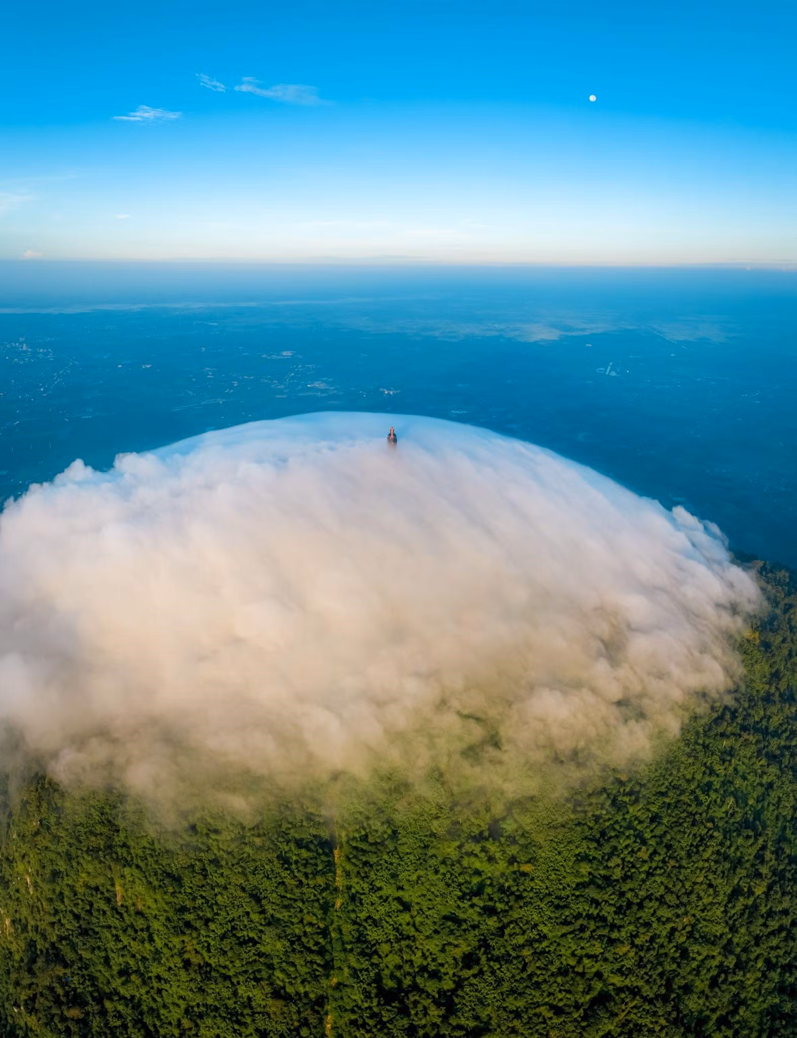 Dự báo, dịp nghỉ lễ 30/4 kéo dài năm nay, núi Bà Đen sẽ là điểm đến hút khách bậc nhất Nam bộ khi đang trong mùa săn mây đẹp nhất cùng rất nhiều chương trình nghệ thuật đặc sắc tái hiện các di sản văn hóa phi vật thể Nam bộ được trình diễn, mang đến một không gian lễ hội sôi động trên đỉnh núi.