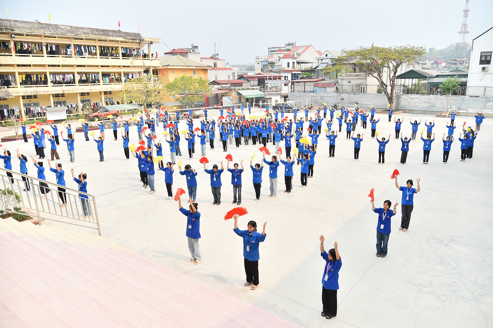 Cùng với đó hoạt động ngoài giờ gắn với các chủ đề, chủ điểm gần gũi, phù hợp với tâm lý học sinh dân tộc thiểu số, đã giúp các em tự tin hơn trong cuộc sống. Điển hình như: Cuộc thi tìm hiểu về “An toàn giao thông”; “Thi tìm hiểu về ma túy”; “Nước sạch và vệ sinh môi trường”; “Tuyên truyền phổ biến pháp luật phòng chống buôn bán người và xâm hại trẻ em”; “Tuyên truyền về kiến thức cơ bản phòng chống HIV/AIDS”; “Cuộc thi tìm hiểu nét đẹp Bản sắc văn hóa dân tộc”… Nhờ đó, nhận thức toàn diện của các em học sinh trong trường đã được nâng cao. Cùng với đó hoạt động ngoài giờ gắn với các chủ đề, chủ điểm gần gũi, phù hợp với tâm lý học sinh dân tộc thiểu số, đã giúp các em tự tin hơn trong cuộc sống. Điển hình như: Cuộc thi tìm hiểu về “An toàn giao thông”; “Thi tìm hiểu về ma túy”; “Nước sạch và vệ sinh môi trường”; “Tuyên truyền phổ biến pháp luật phòng chống buôn bán người và xâm hại trẻ em”; “Tuyên truyền về kiến thức cơ bản phòng chống HIV/AIDS”; “Cuộc thi tìm hiểu nét đẹp Bản sắc văn hóa dân tộc”… Nhờ đó, nhận thức toàn diện của các em học sinh trong trường đã được nâng cao.