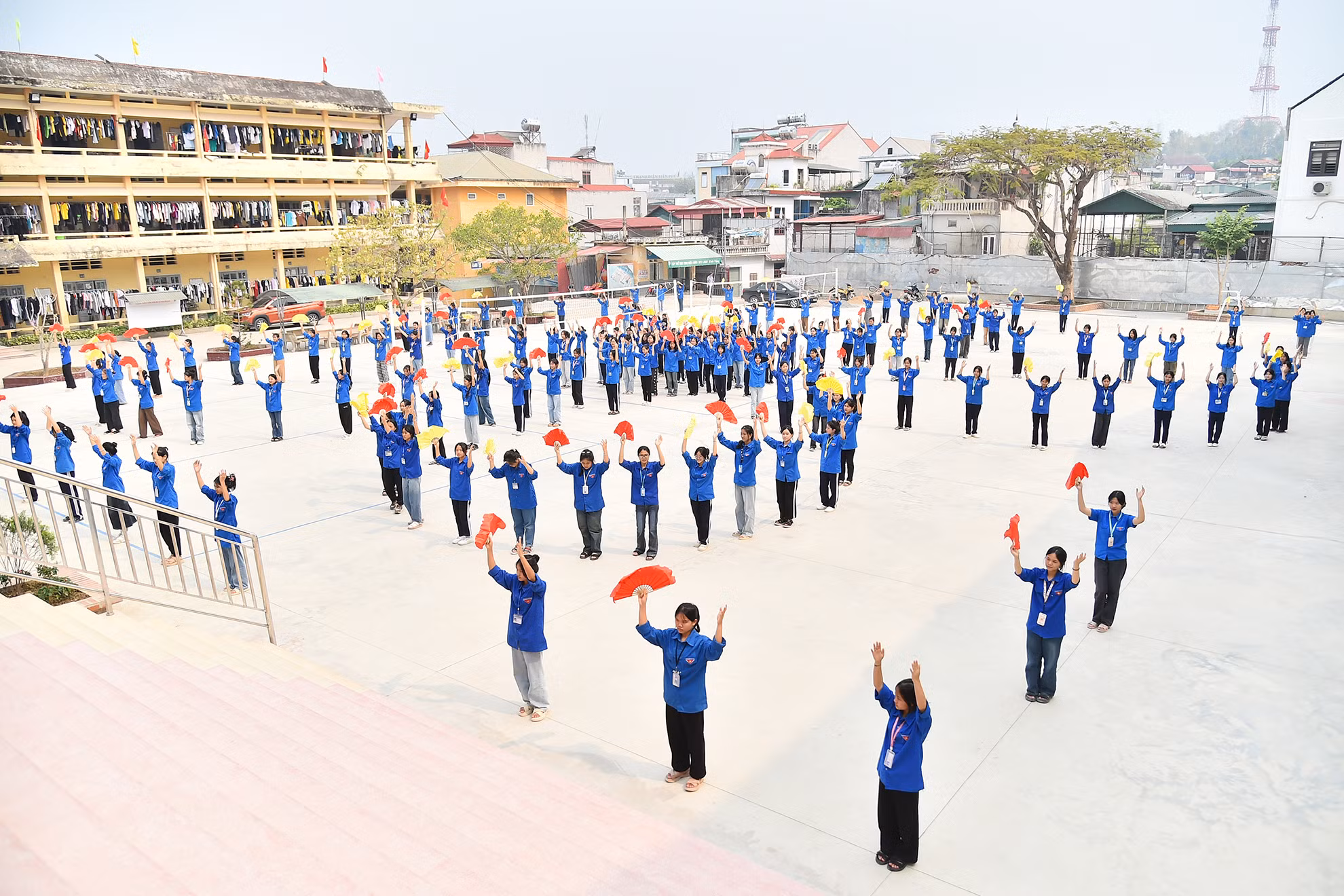 Cùng với đó hoạt động ngoài giờ gắn với các chủ đề, chủ điểm gần gũi, phù hợp với tâm lý học sinh dân tộc thiểu số, đã giúp các em tự tin hơn trong cuộc sống. Điển hình như: Cuộc thi tìm hiểu về “An toàn giao thông”; “Thi tìm hiểu về ma túy”; “Nước sạch và vệ sinh môi trường”; “Tuyên truyền phổ biến pháp luật phòng chống buôn bán người và xâm hại trẻ em”; “Tuyên truyền về kiến thức cơ bản phòng chống HIV/AIDS”; “Cuộc thi tìm hiểu nét đẹp Bản sắc văn hóa dân tộc”… Nhờ đó, nhận thức toàn diện của các em học sinh trong trường đã được nâng cao.