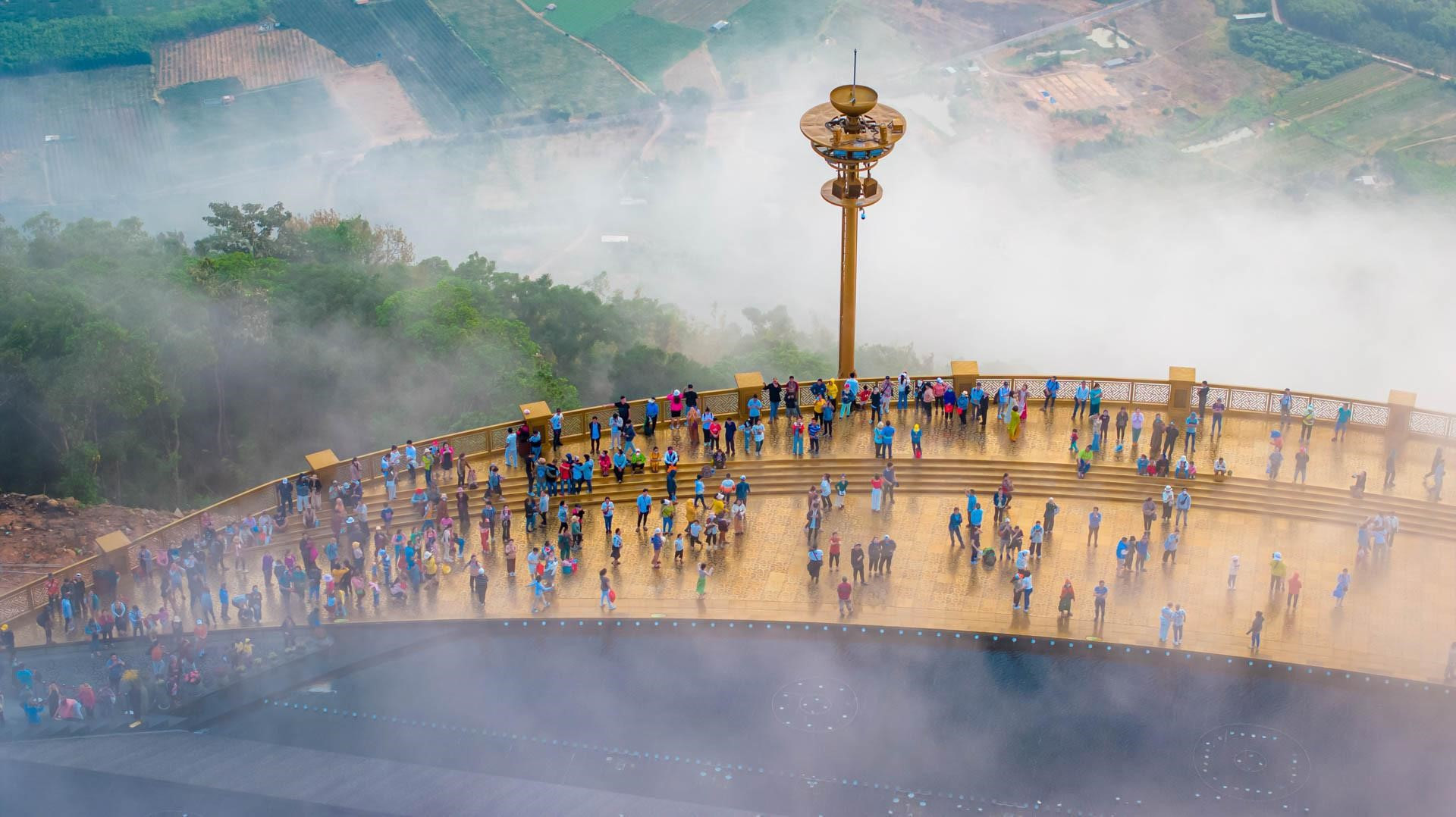 Được phủ một lớp mây lớn, nên đỉnh núi Bà Đen luôn có nhiệt độ mát lạnh, thấp hơn thành phố từ 8-10 độ. Vì vậy, núi Bà Đen là điểm đến trốn nóng và giải nhiệt hoàn hảo khi miền nam đang trong những ngày nắng nóng kéo dài. Đặc biệt rất nhiều người thích thú với cảm giác se lạnh vào buổi tối trên đỉnh núi với nhiệt độ xuống thấp hơn 20 độ C.