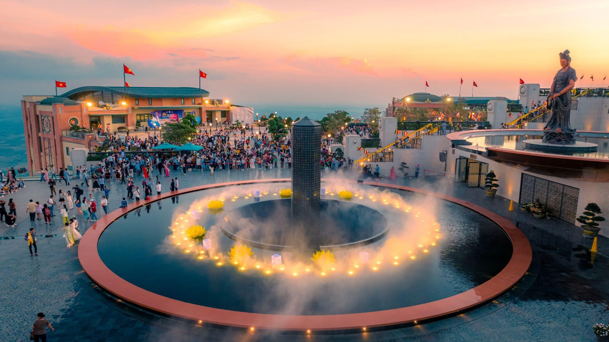 Giữa không gian mờ ảo của mây, nghi thức dâng đăng được tổ chức vào tất cả các buổi tối thứ 7 hằng tuần là khoảnh khắc thiêng liêng mà rất nhiều du khách mong muốn được trải nghiệm khi đến núi Bà Đen.