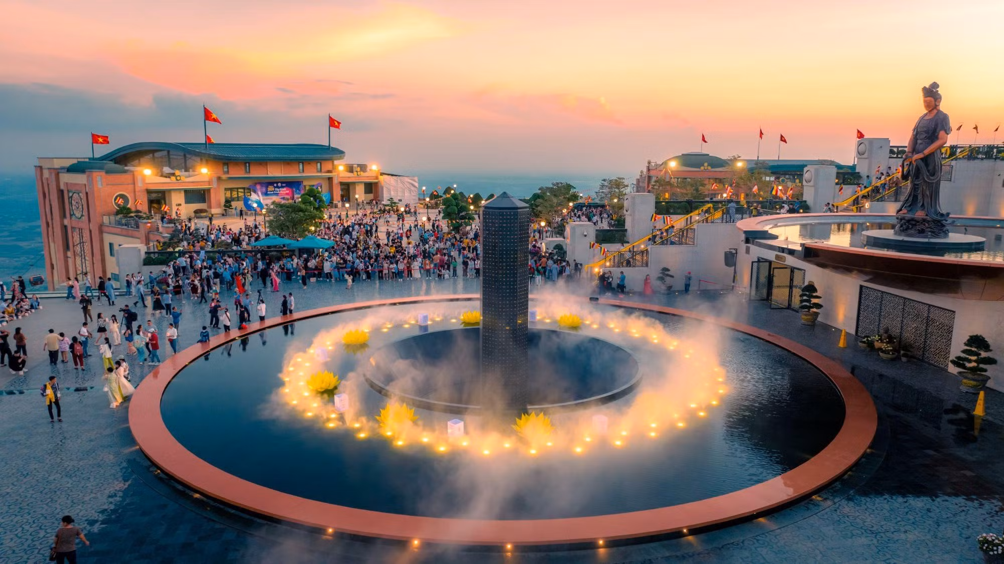 Giữa không gian mờ ảo của mây, nghi thức dâng đăng được tổ chức vào tất cả các buổi tối thứ 7 hằng tuần là khoảnh khắc thiêng liêng mà rất nhiều du khách mong muốn được trải nghiệm khi đến núi Bà Đen.