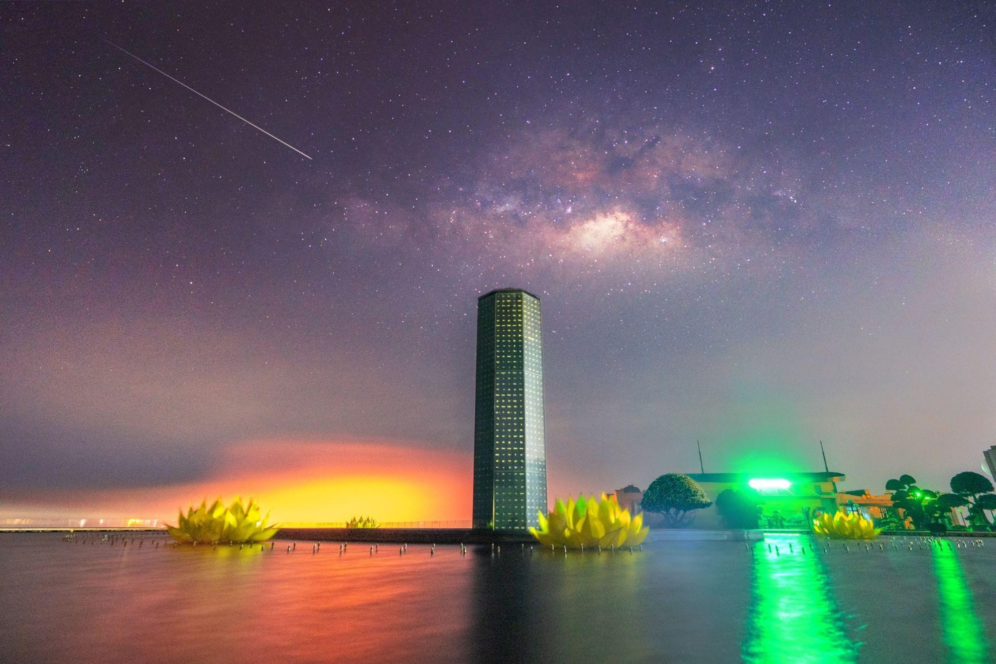 Đứng ngay trên đỉnh núi vào ngày 9/4 vừa qua, nhiều du khách đã bất ngờ khi được chứng kiến hiện tượng milky way - khi ngân hà là một dải sáng mờ nhạt lấp lánh có màu trắng sữa vắt ngang bầu trời. Những điểm săn milky way đẹp nhất ở Việt Nam là các đỉnh núi cao như Fansipan, Bạch Mộc Lương Tử hay núi Bà Đen. Theo dự đoán, tầm tháng 7-8, milky way sẽ xoay thẳng đứng qua phía tượng Phật Bà Tây Bổ Đà Sơn tạo nên khoảnh khắc đẹp mê hồn.