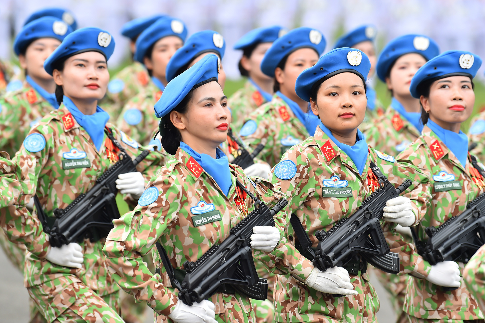 Khối Nữ lực lượng gìn giữ hòa bình của Quân đội nhân dân Việt Nam tiến vào Lễ đài. Hành trình 10 năm xây dựng, trưởng thành, các lực lượng gìn giữ hòa bình Việt Nam luôn quán triệt sâu sắc đường lối đối ngoại của Đảng, nêu cao tinh thần độc lập, tự chủ, hòa bình, hữu nghị, hợp tác và phát triển, hoàn thành xuất sắc mọi nhiệm vụ; khẳng định Việt Nam là bạn, là đối tác tin cậy, thành viên có trách nhiệm của cộng đồng quốc tế, để lại nhiều ấn tượng, tình cảm tốt đẹp về đất nước, con người Việt Nam với bè bạn năm châu, đồng nghiệp quốc tế và người dân địa phương.