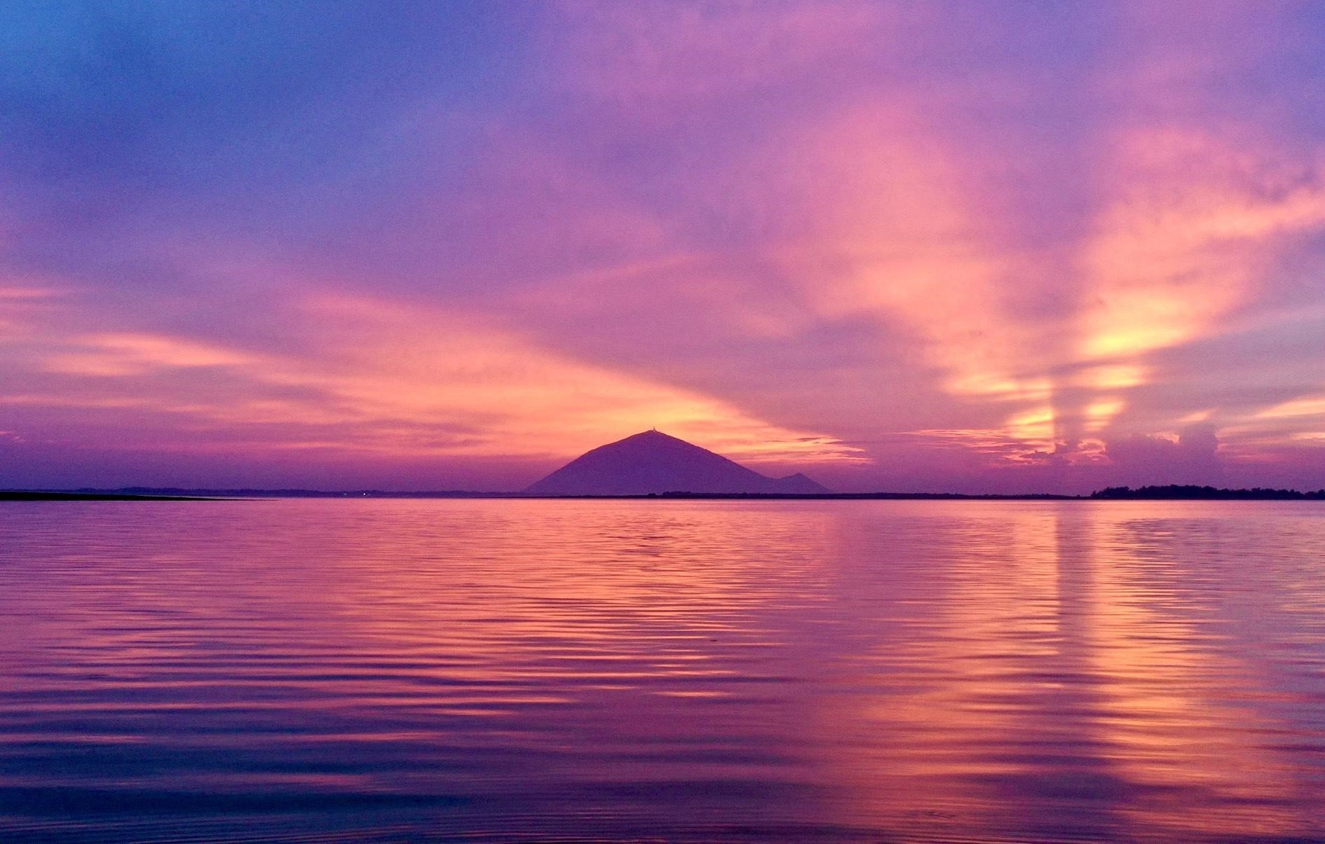 Ngắm mây núi Bà từ Hồ Dầu Tiếng - hồ thủy lợi lớn nhất Đông Nam Á là một góc nhìn cực đỉnh, khi ngọn núi cao nhất Nam bộ in bóng xuống mặt nước hồ vừa hùng vĩ, vừa thơ mộng và ảo diệu.