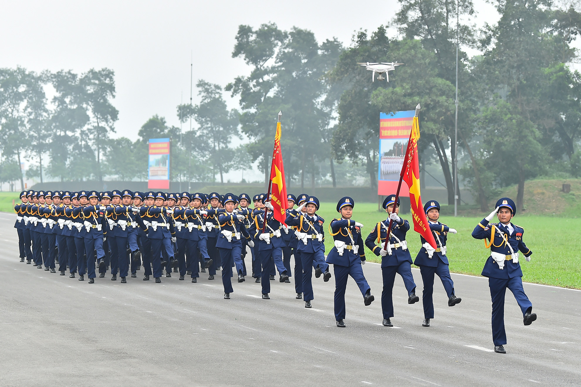 Khối sĩ quan Cảnh sát biển Việt Nam tiến vào Lễ đài. Cảnh sát biển Việt Nam - Lực lượng chuyên trách, nòng cốt thực thi pháp luật, bảo vệ an ninh quốc gia, trật tự an toàn; quyền, lợi ích hợp pháp, chính đáng của Việt Nam trên biển; đấu tranh với các loại tội phạm và vi phạm pháp luật, góp phần phát triển bền vững kinh tế biển, bảo vệ vững chắc chủ quyền biển đảo.