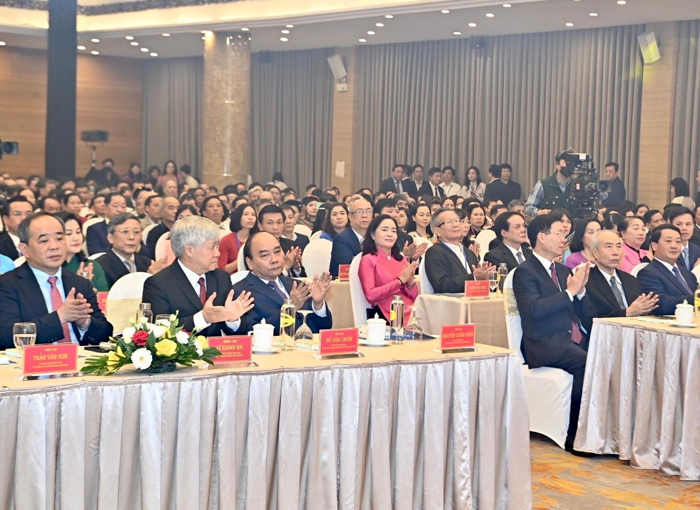 Chủ tịch nước Nguyễn Xuân Phúc và các đại biểu dự hội nghị.