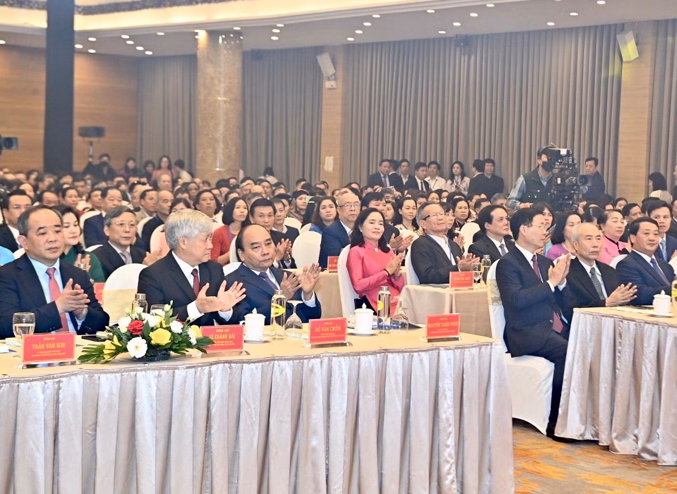 Chủ tịch nước Nguyễn Xuân Phúc và các đại biểu dự hội nghị.