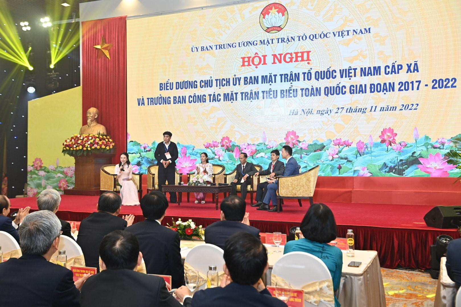 Các gương điển hình cán bộ Mặt trận Tổ quốc Việt Nam tiêu biểu giao lưu tại hội nghị.