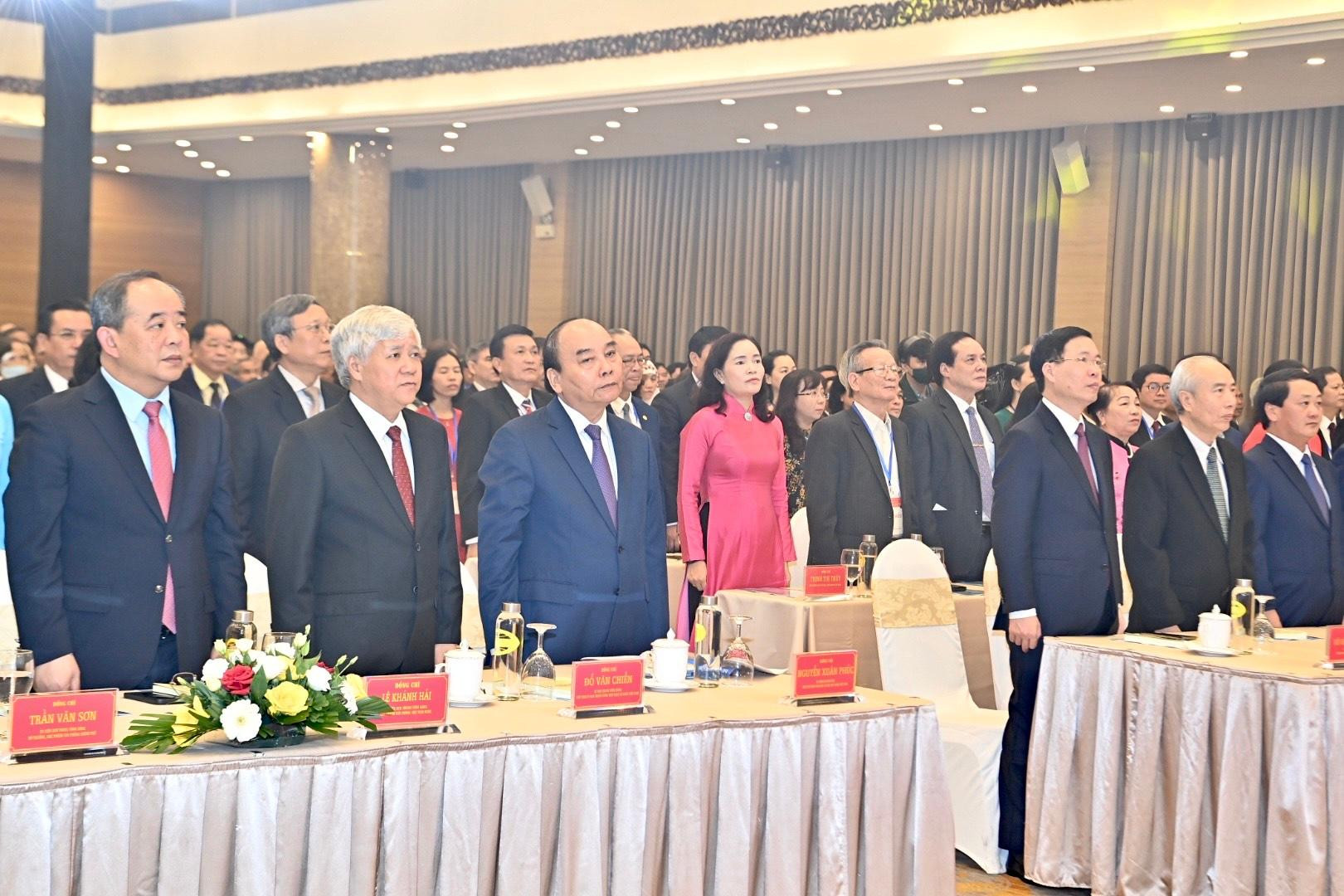 Chủ tịch nước Nguyễn Xuân Phúc và các đại biểu thực hiện nghi thức chào cờ Tổ quốc.